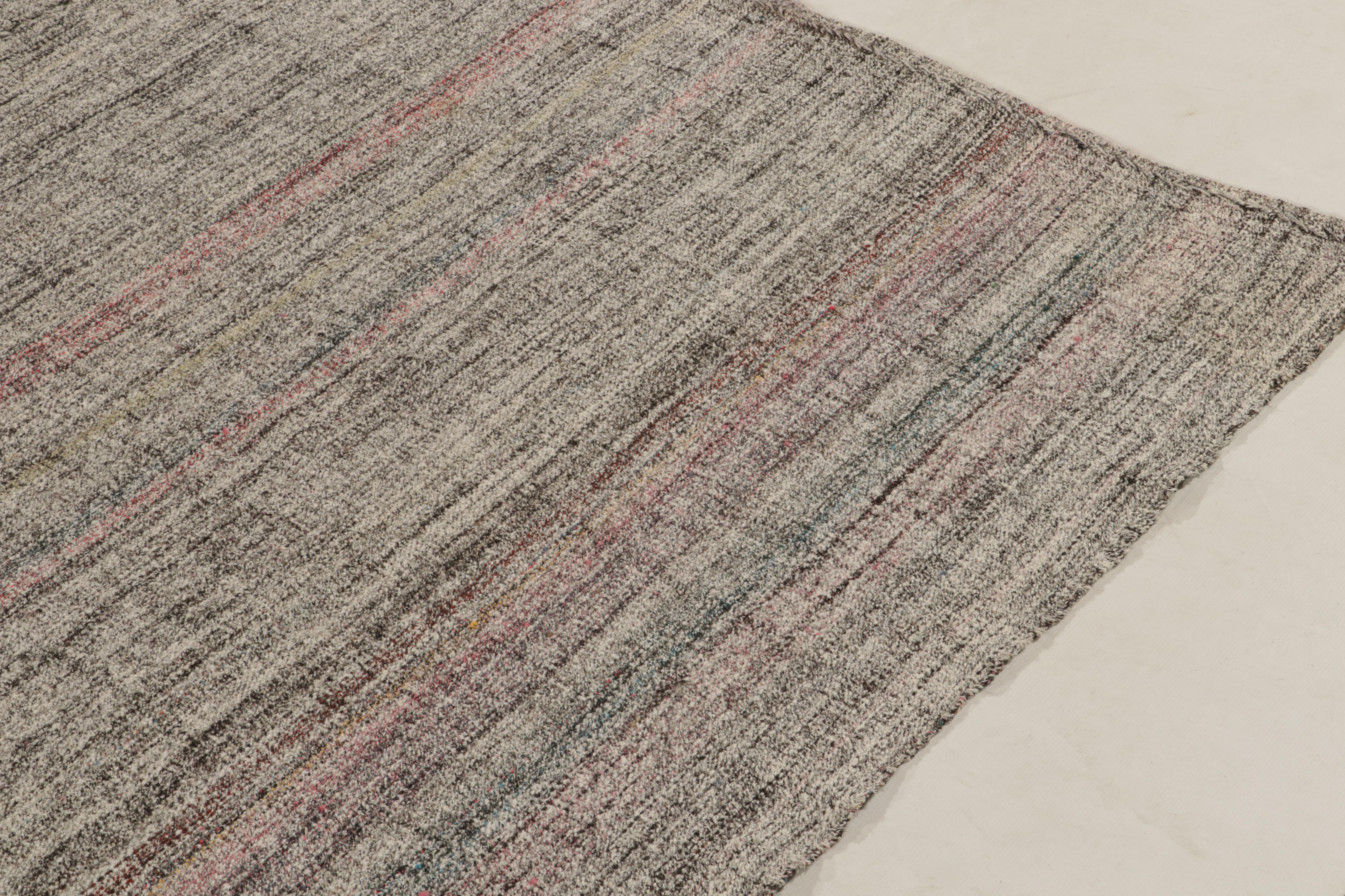 Vintage-Kelim-Teppich im schwarz-weiß-rosa Streifenmuster von Teppich & Kelim (Wolle) im Angebot