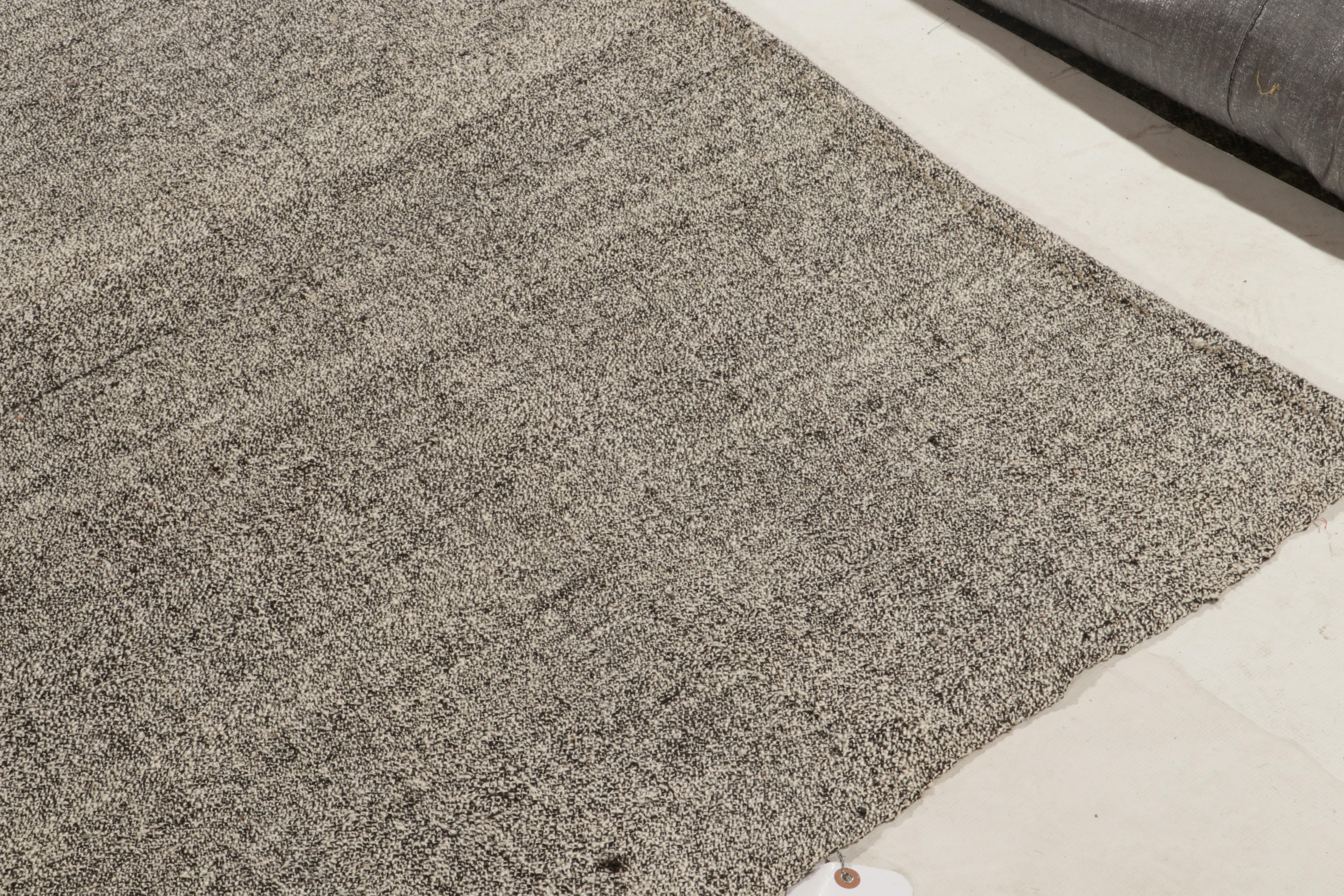 Vintage-Kelim-Teppich im schwarz-weiß-rosa Streifenmuster von Teppich & Kelim (Wolle) im Angebot