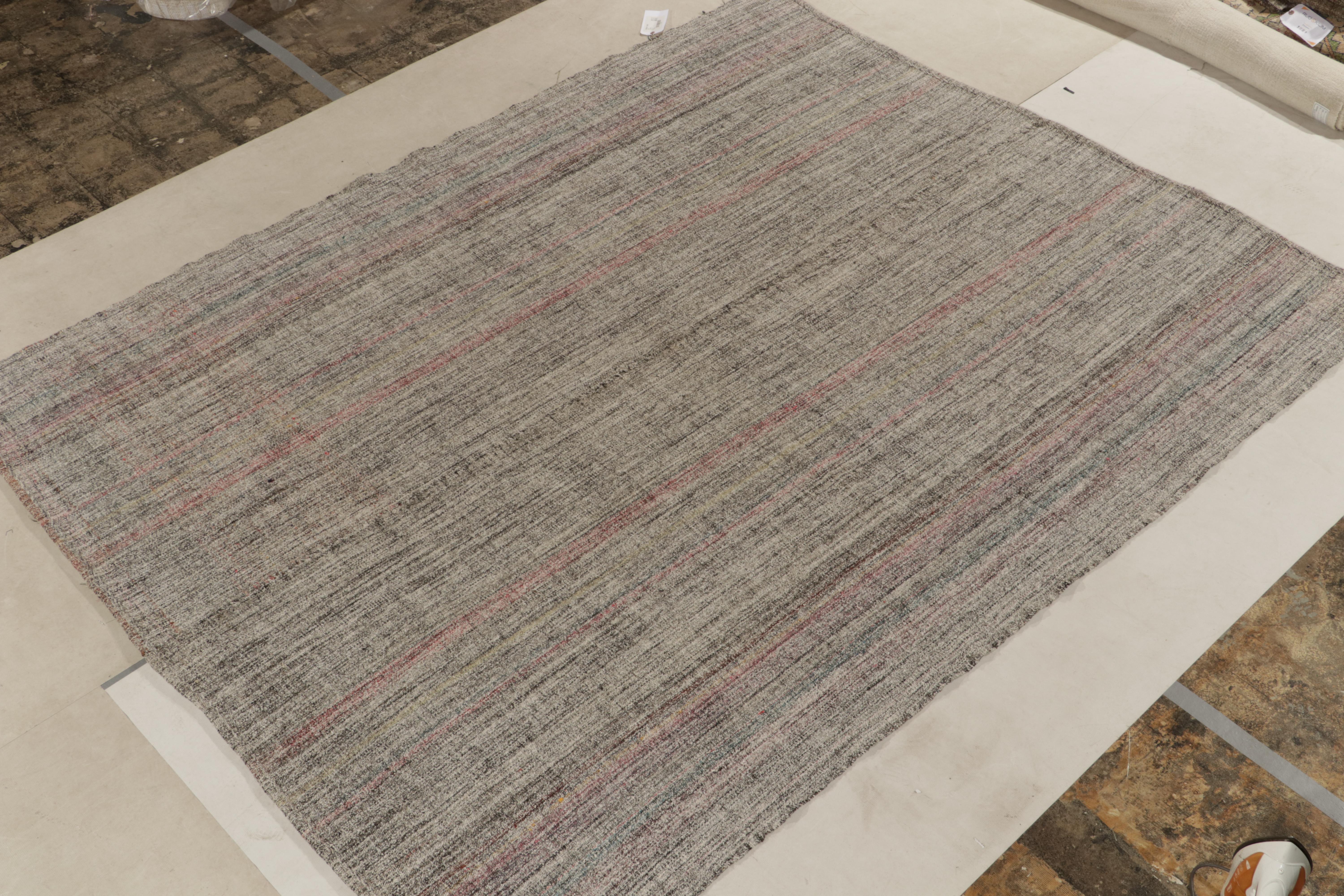 Minimalistische Midcentury-Ästhetik, ein Vintage-Kelim-Teppich aus unserem Flachgewebe-Sortiment. Der aus der Türkei stammende Teppich genießt die Ästhetik der Jahrhundertmitte mit Weiß und Schwarz, unterbrochen von hellrosa Streifen für eine