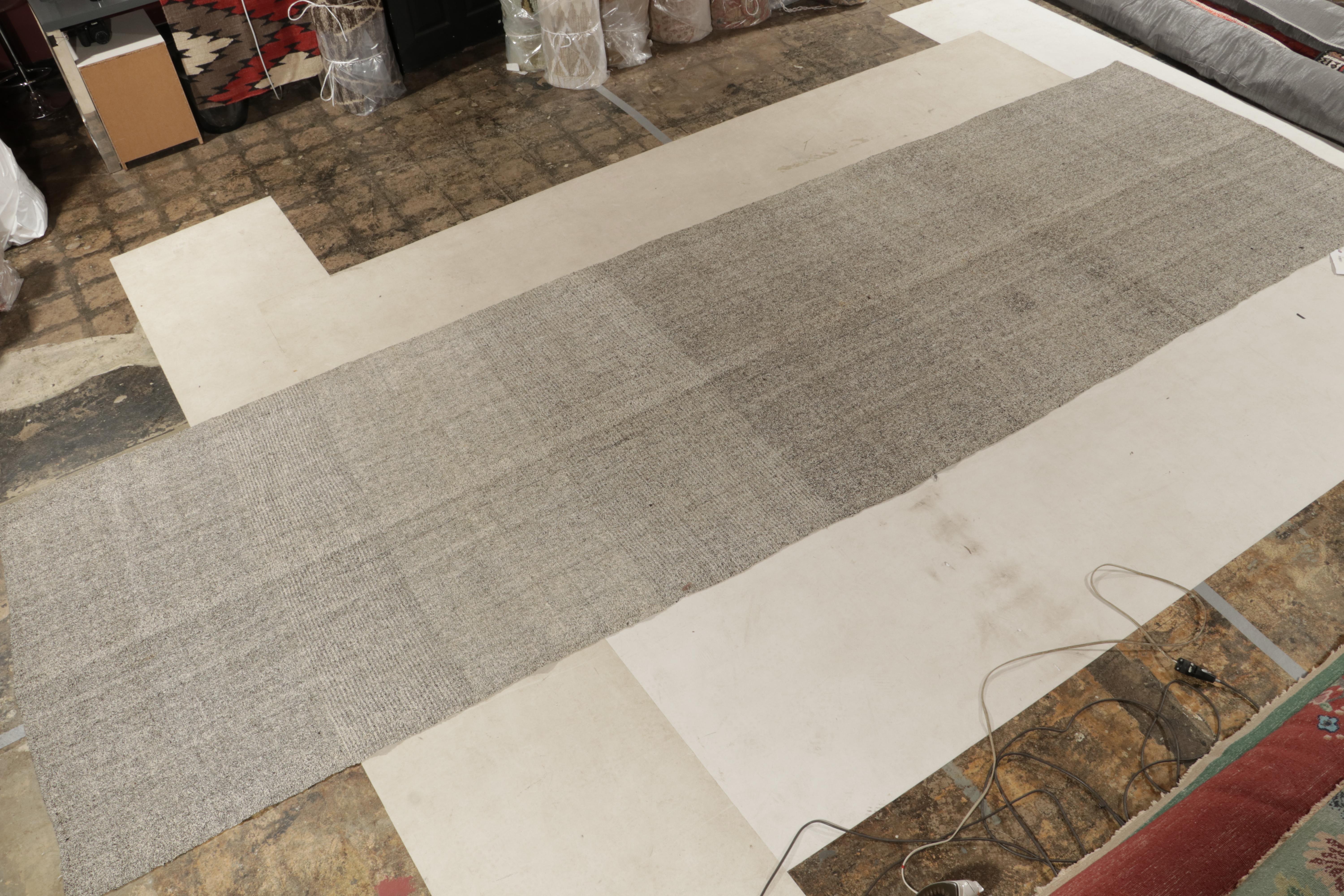 Minimalistische Midcentury-Ästhetik, ein Vintage-Kelim-Teppich aus unserem Flachgewebe-Sortiment. Der aus der Türkei stammende Teppich genießt die Ästhetik der Jahrhundertmitte mit Weiß und Schwarz, wie man sie in der seltenen Länge von 5x18 noch