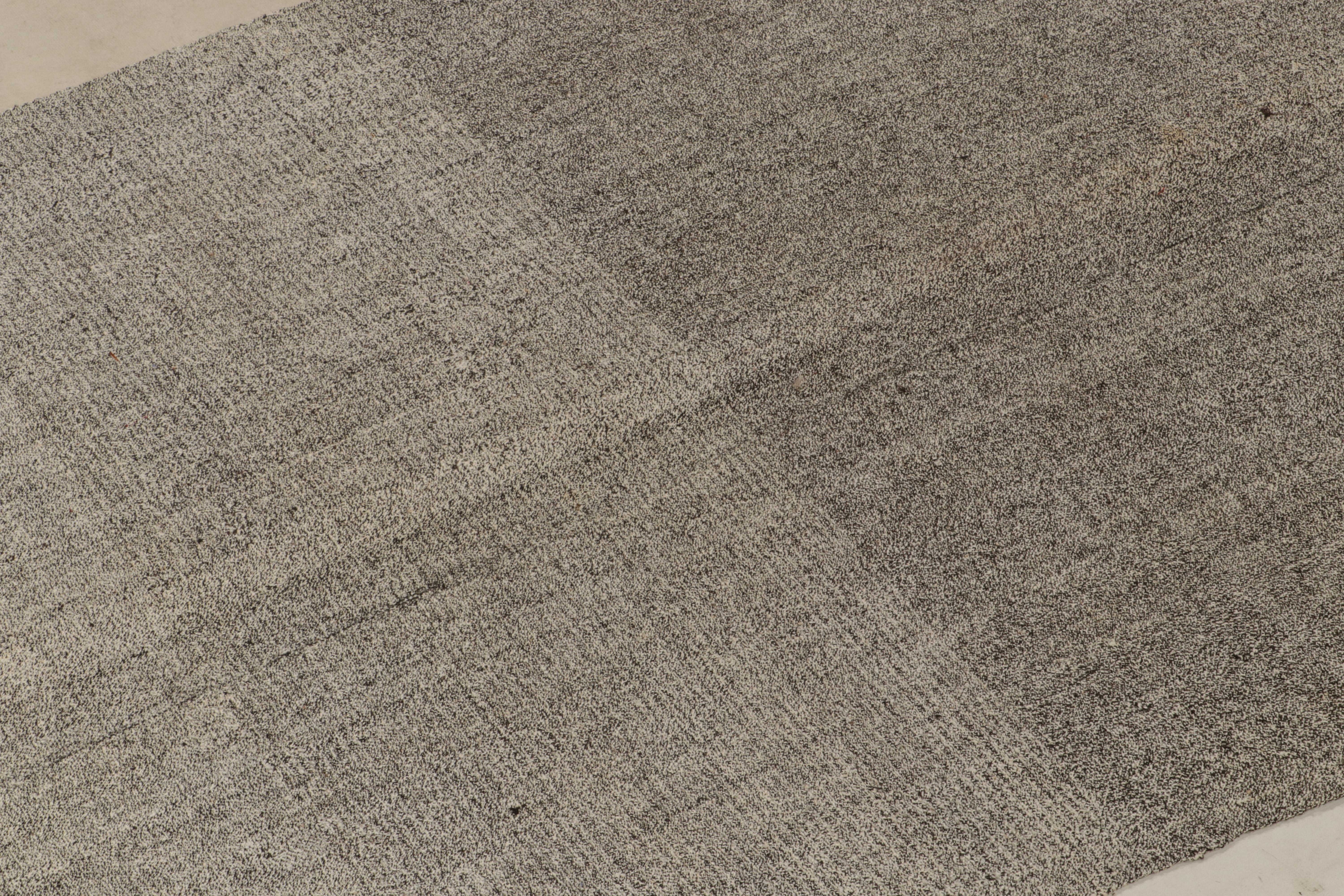 Vintage-Kelim-Teppich im schwarz-weiß-rosa Streifenmuster von Teppich & Kelim (Türkisch) im Angebot