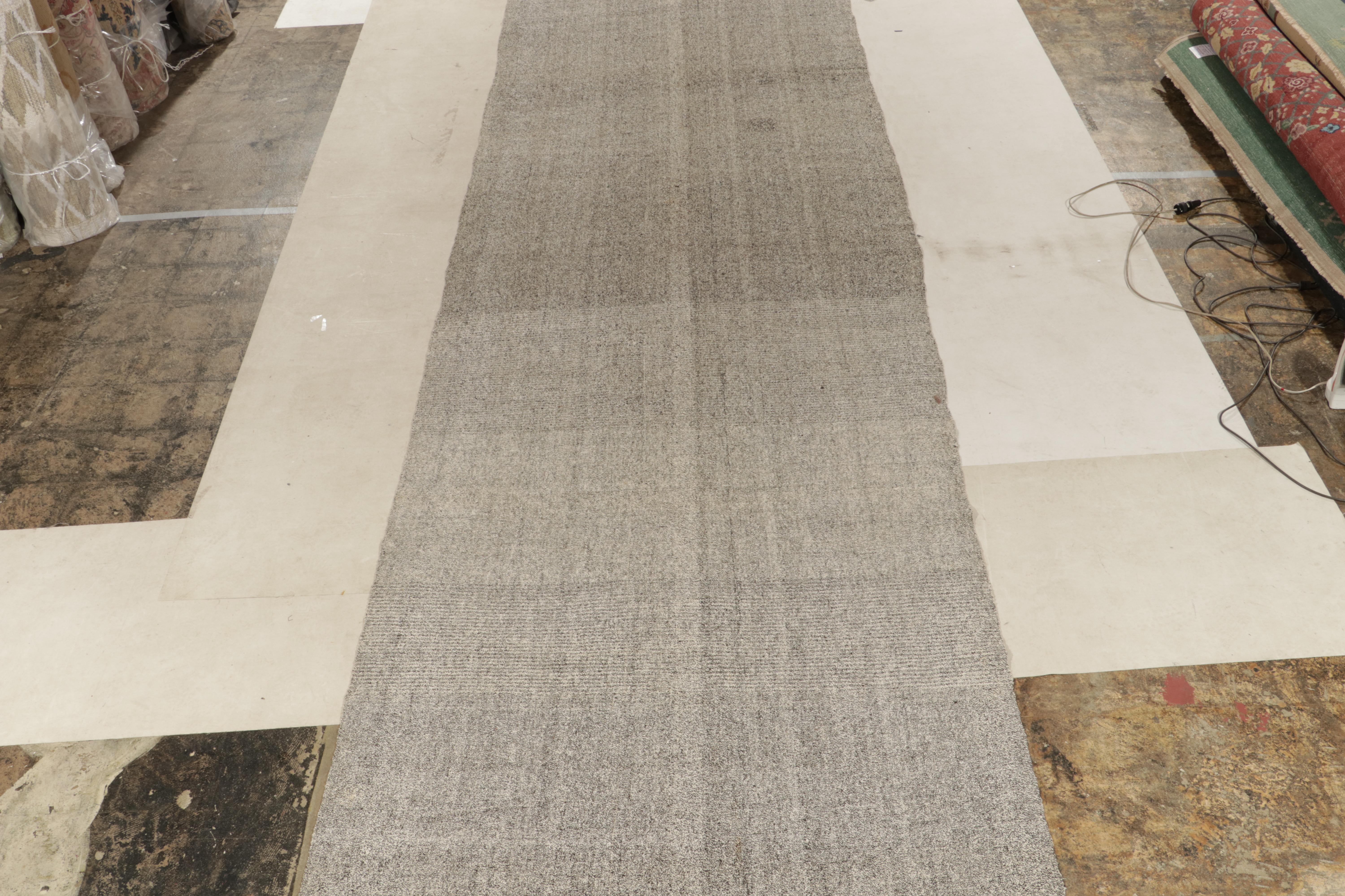 Vintage-Kelim-Teppich im schwarz-weiß-rosa Streifenmuster von Teppich & Kelim (Handgewebt) im Angebot