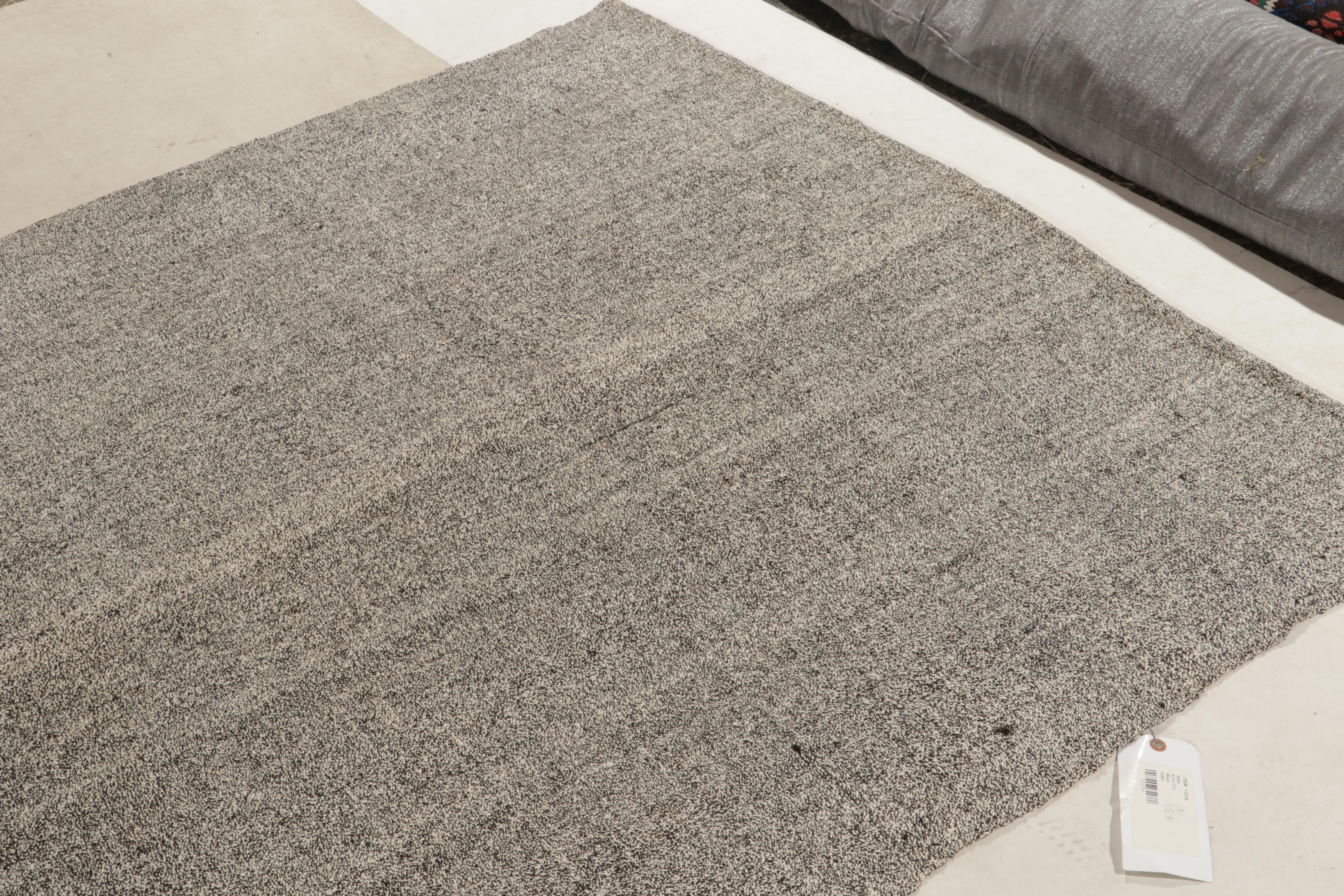 Vintage-Kelim-Teppich im schwarz-weiß-rosa Streifenmuster von Teppich & Kelim (Ende des 20. Jahrhunderts) im Angebot