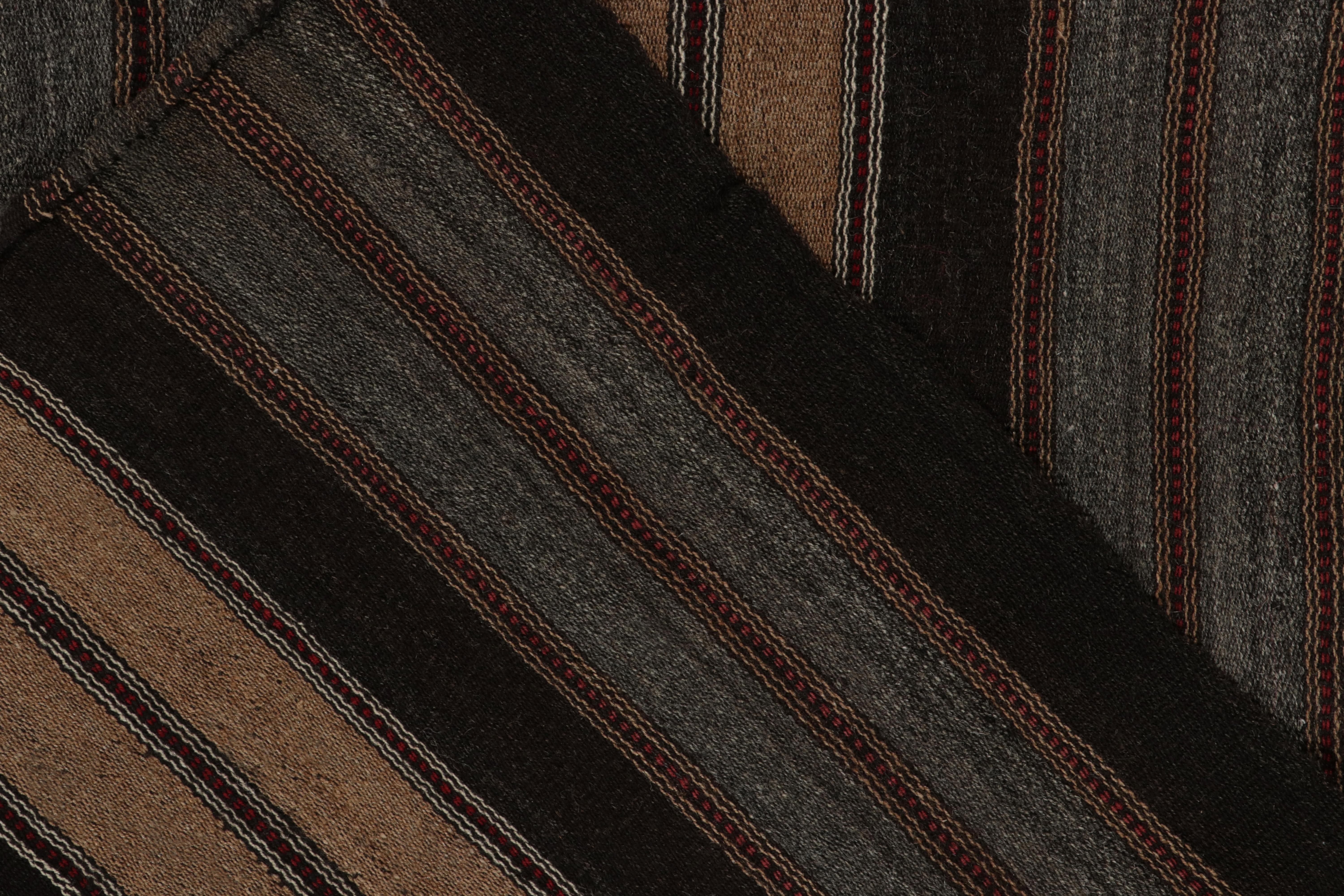 Vintage-Kelimteppich im Vintage-Stil mit braunen, beige und blauen Streifenmustern von Teppich & Kelim im Zustand „Gut“ im Angebot in Long Island City, NY