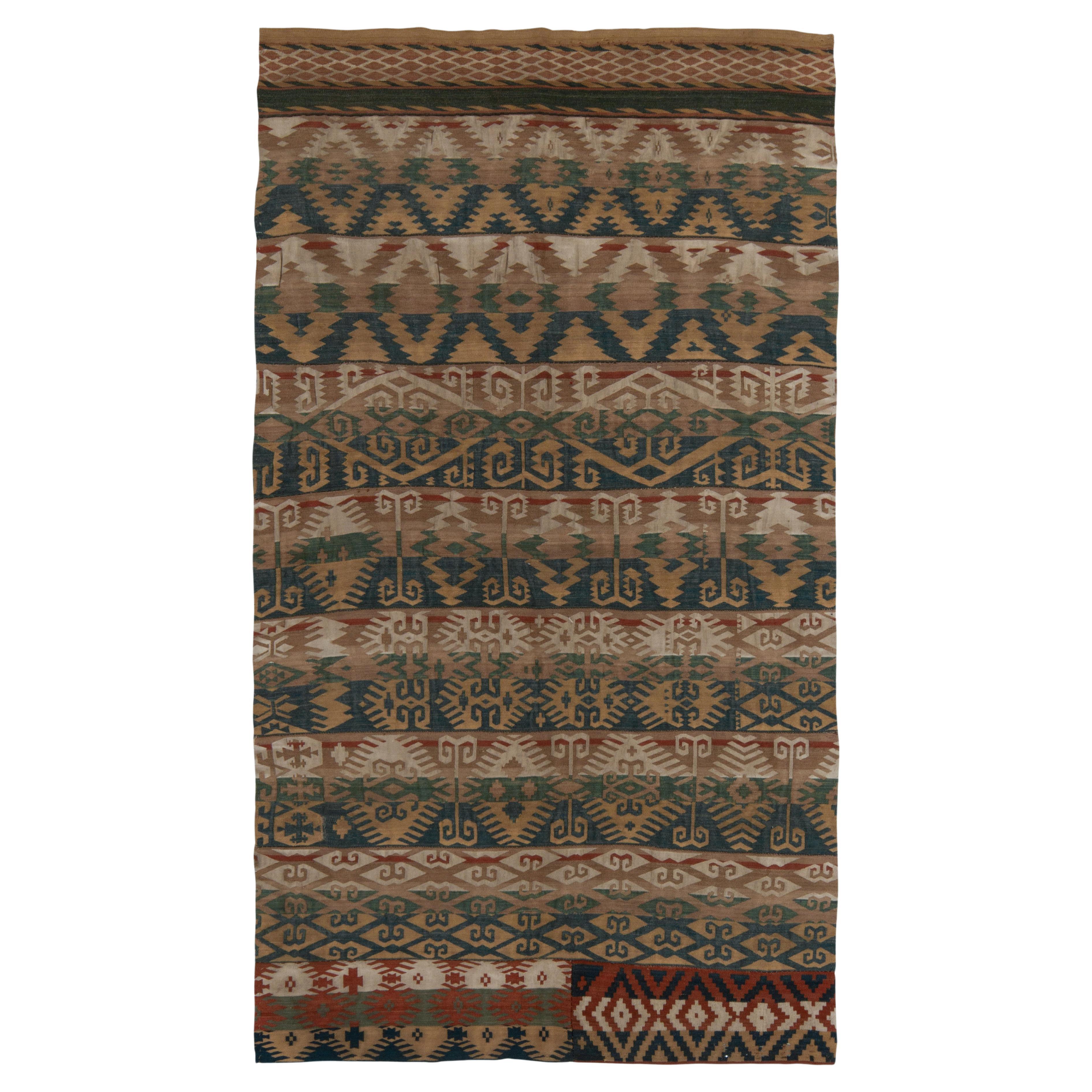 Tappeto Kilim vintage in marrone, blu e verde con motivo geometrico tribale di Rug & Kilim