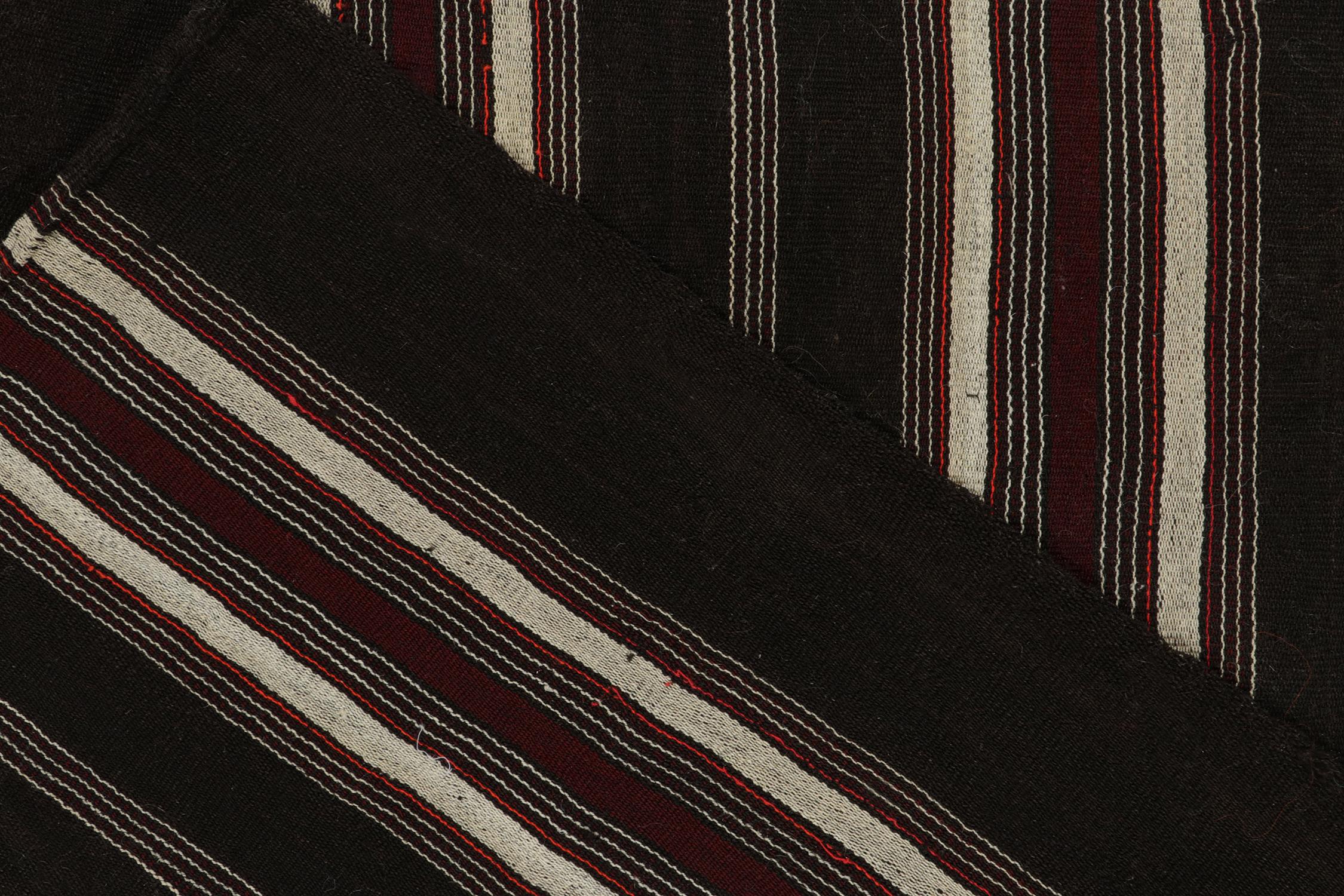 Vintage-Kelimteppich in Tiefbraun mit rot-weiß gestreiften Streifenmuster von Teppich & Kelim (Mitte des 20. Jahrhunderts) im Angebot