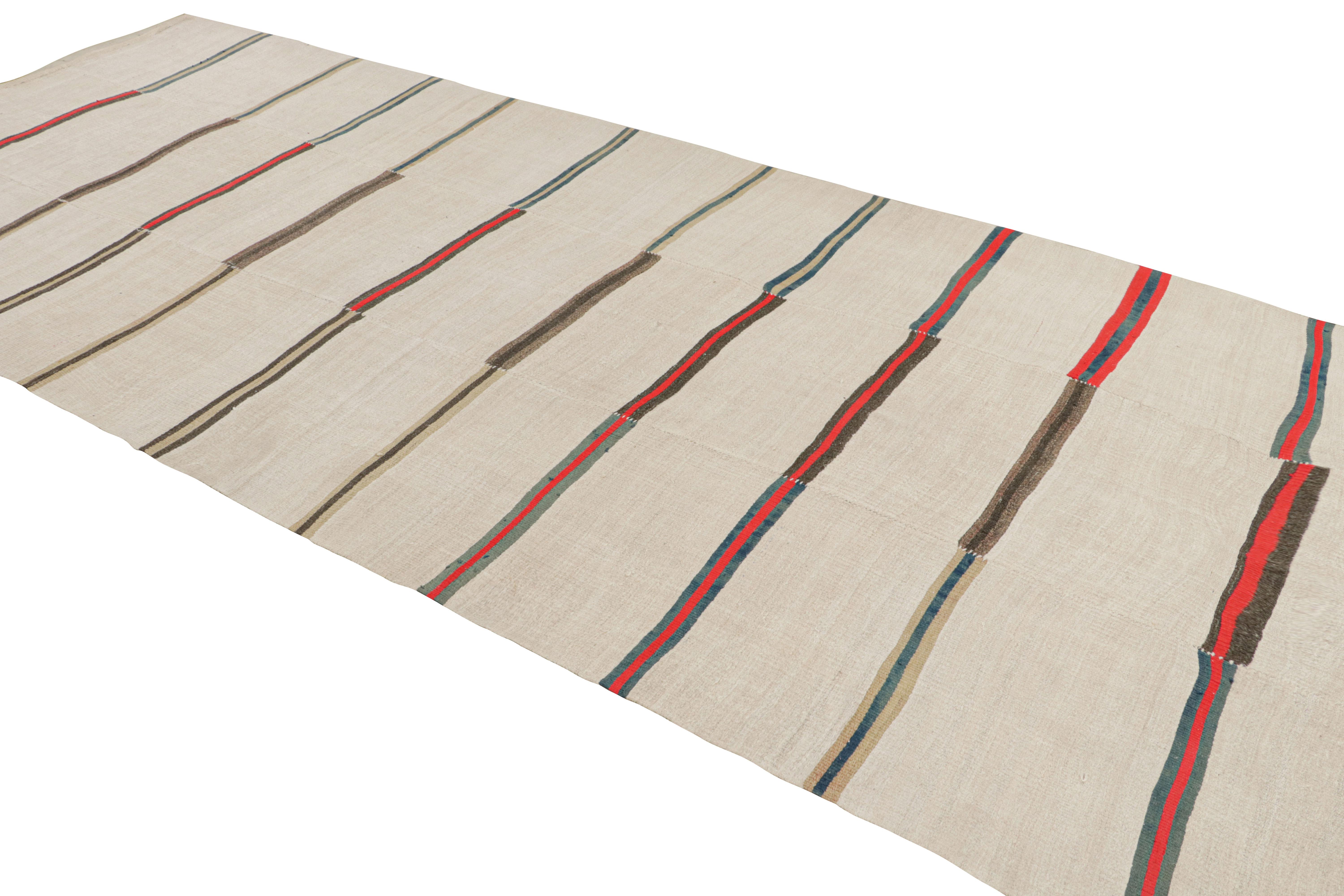 Un raro tappeto kilim vintage di dimensioni da galleria, appartenente alla nostra selezione di tappeti a tessitura piatta, che celebra l'estetica della metà del secolo scorso. Originario della Turchia, il tappeto kilim 6x14 presenta un frammento di