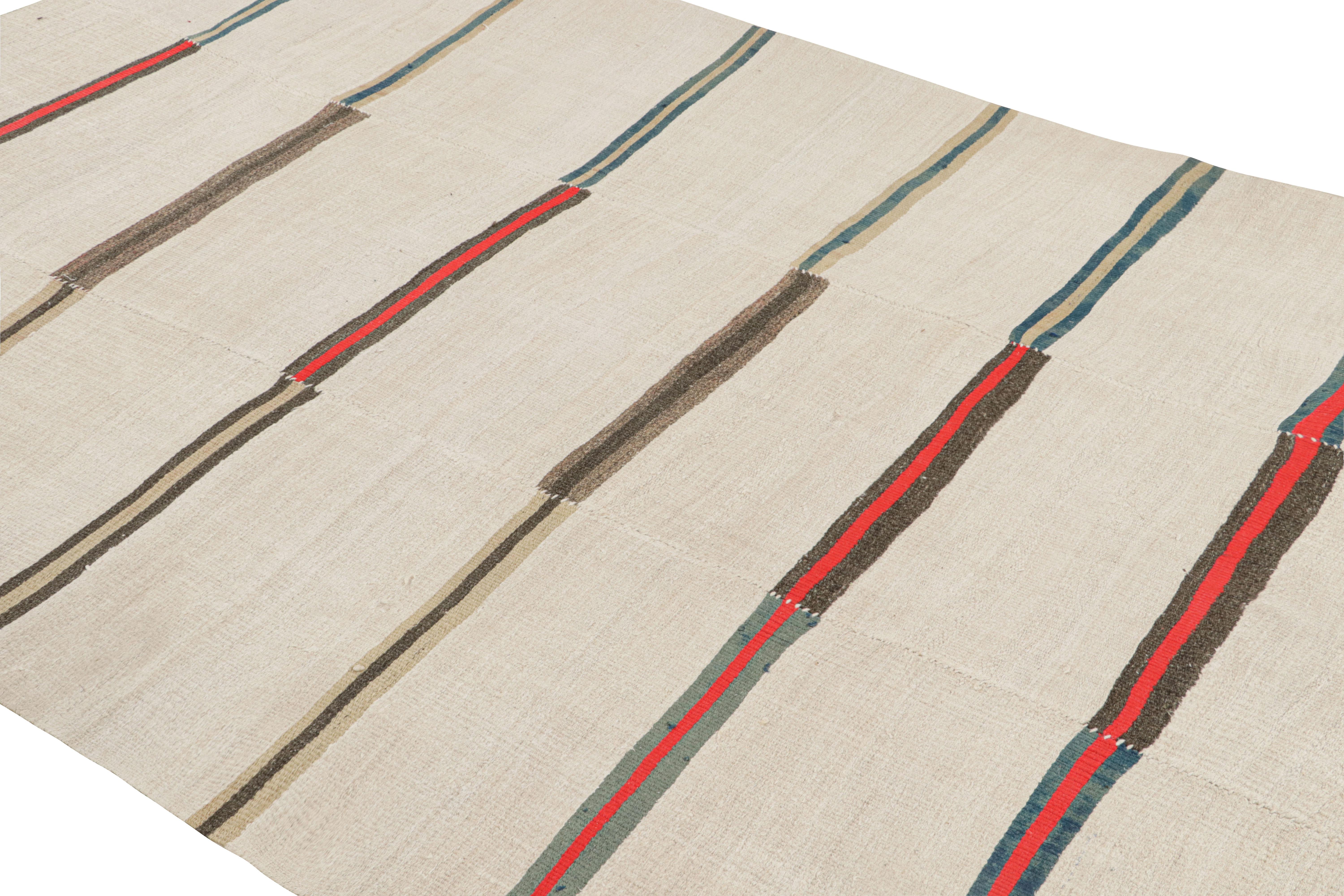 Turco Tappeto Kilim vintage in bianco sporco, motivo a strisce rosse, stile pannello di Rug & Kilim in vendita