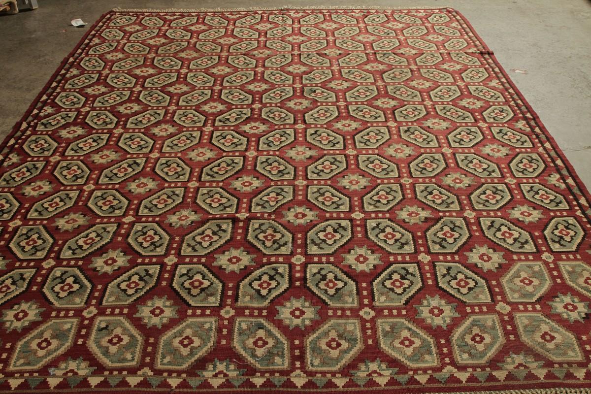 Handgewebter Wollteppich, ein alter bessarabischer Kelim aus der Türkei (ca. 1950-1960), der jetzt in unsere Flachgewebekollektion aufgenommen wurde. Die seltene Ausgabe des begehrten Stils besticht durch ein geometrisches Muster, das von der