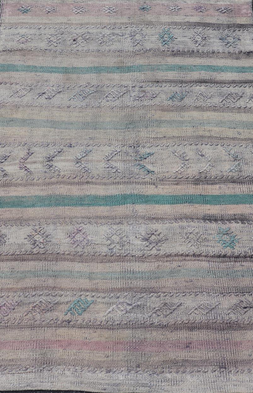 Measures: 3' x 4'8