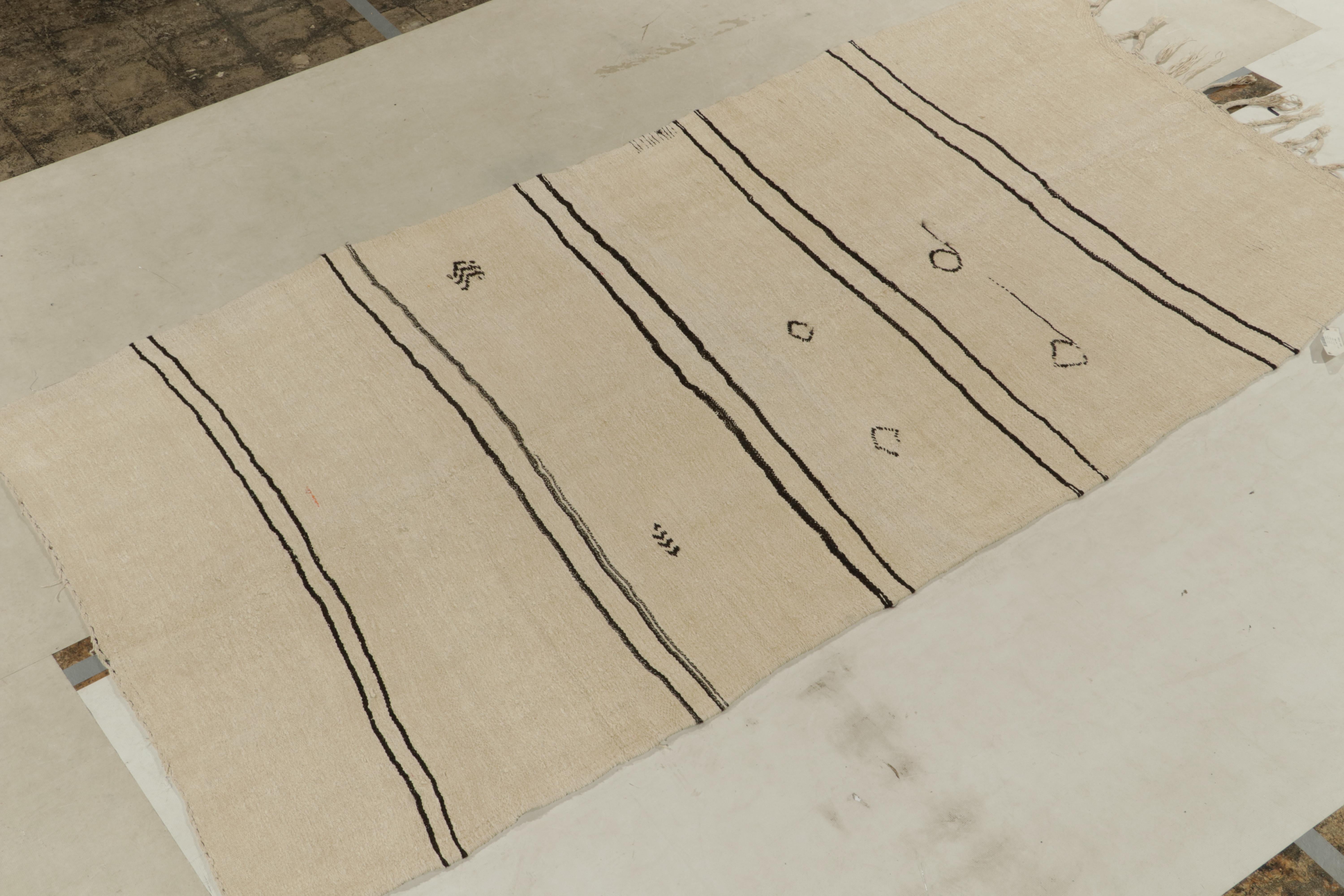 Eine Hommage an den Minimalismus der Jahrhundertmitte: ein Vintage-Kelim-Teppich aus unserer neu vorgestellten Flachgewebe-Auswahl. 

Der aus der Türkei stammende Teppich zeichnet sich durch eine ungewöhnlich helle Farbgebung aus, die mit