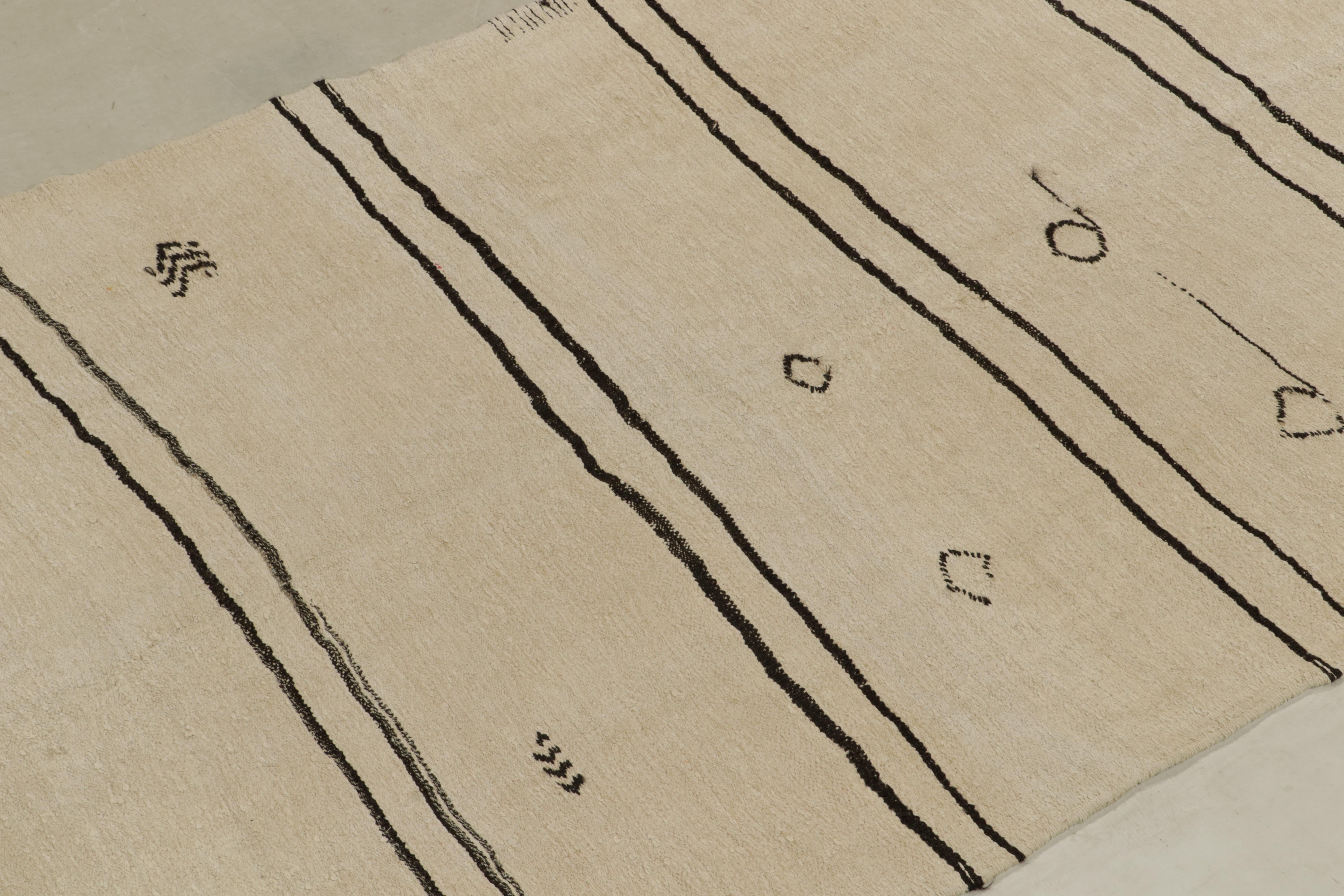 Vintage-Kelim-Teppich in Weiß mit schwarzen Streifen und Stammesmuster von Teppich & Kelim (Stammeskunst) im Angebot