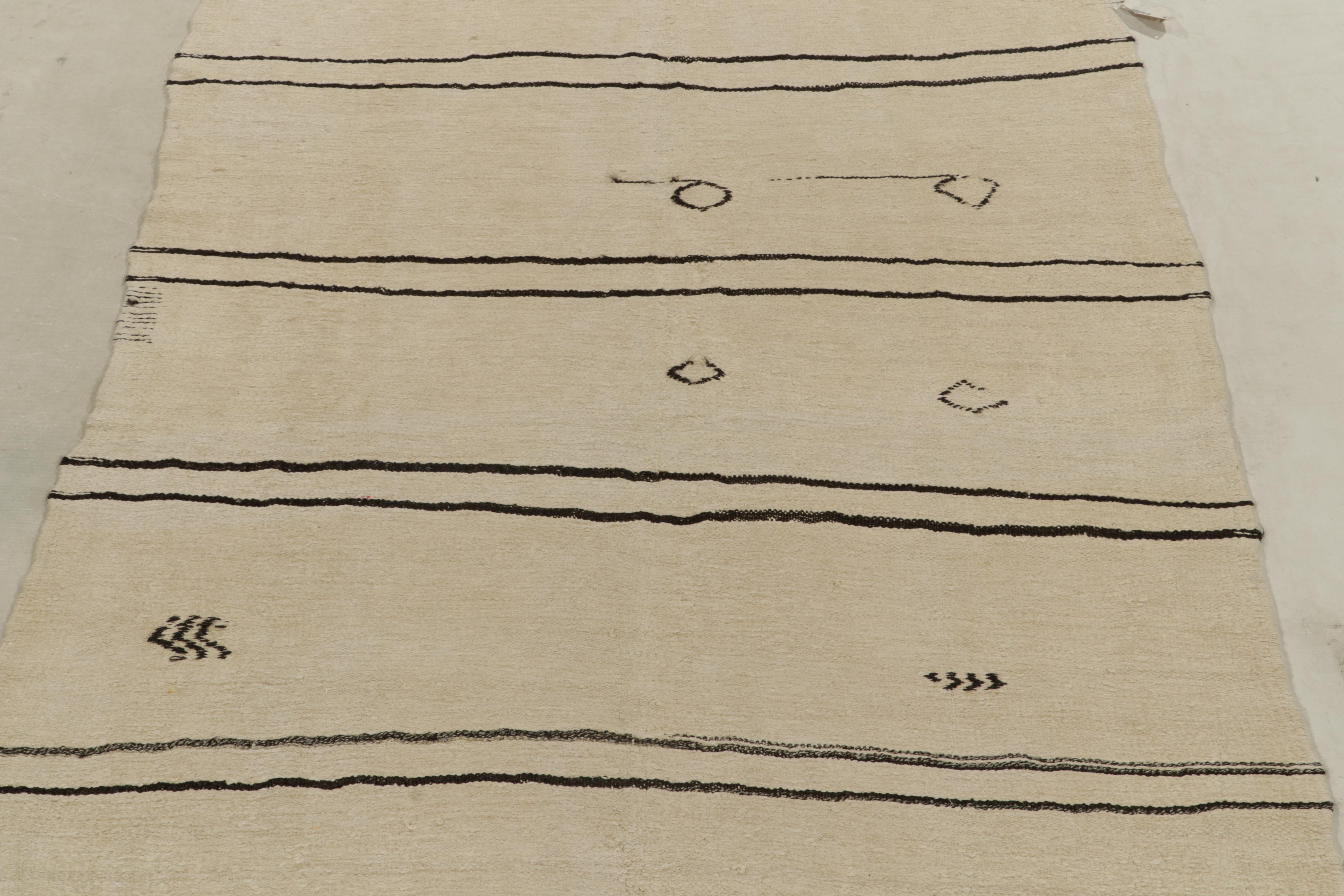 Vintage-Kelim-Teppich in Weiß mit schwarzen Streifen und Stammesmuster von Teppich & Kelim (Türkisch) im Angebot