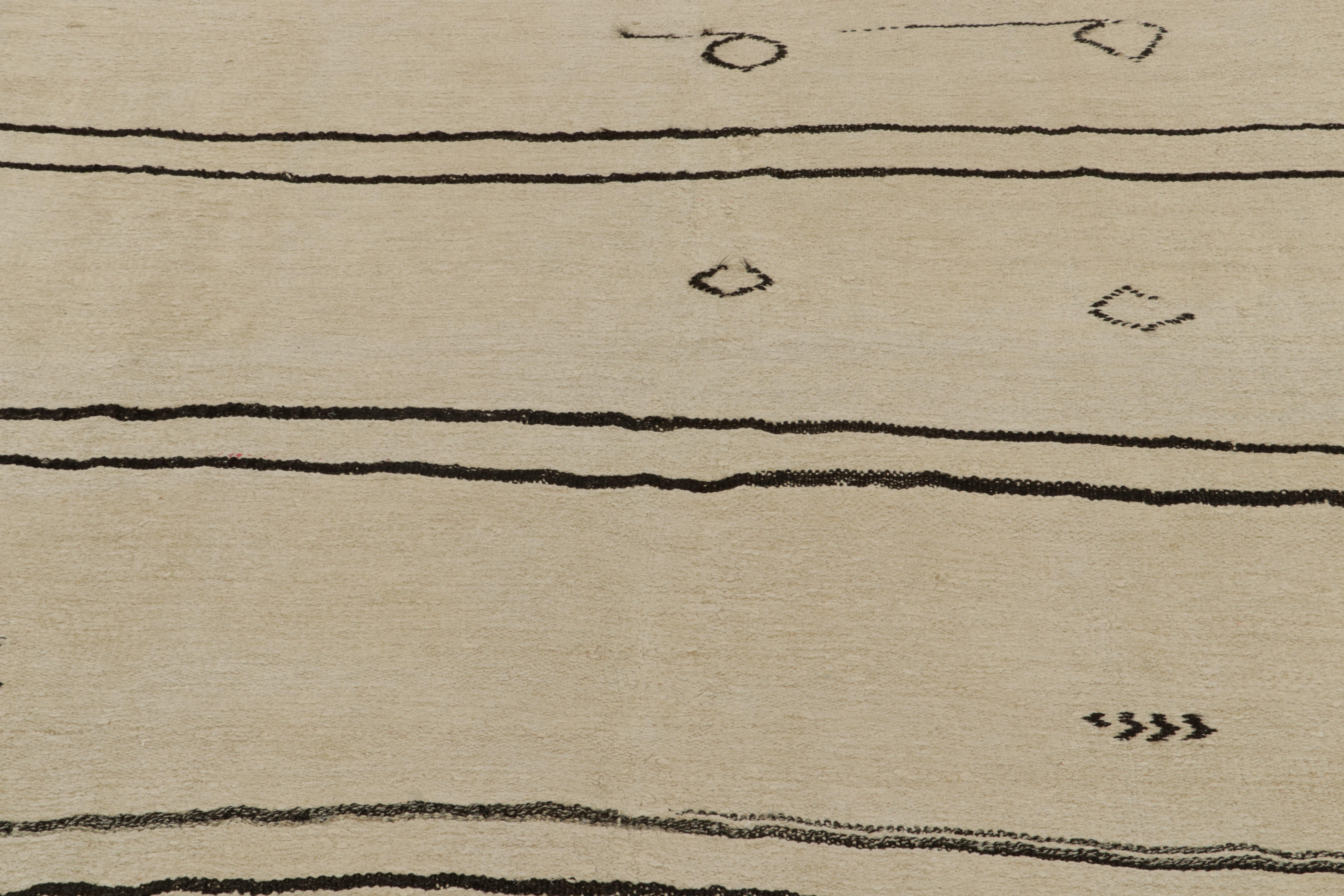 Vintage-Kelim-Teppich in Weiß mit schwarzen Streifen und Stammesmuster von Teppich & Kelim (Handgeknüpft) im Angebot