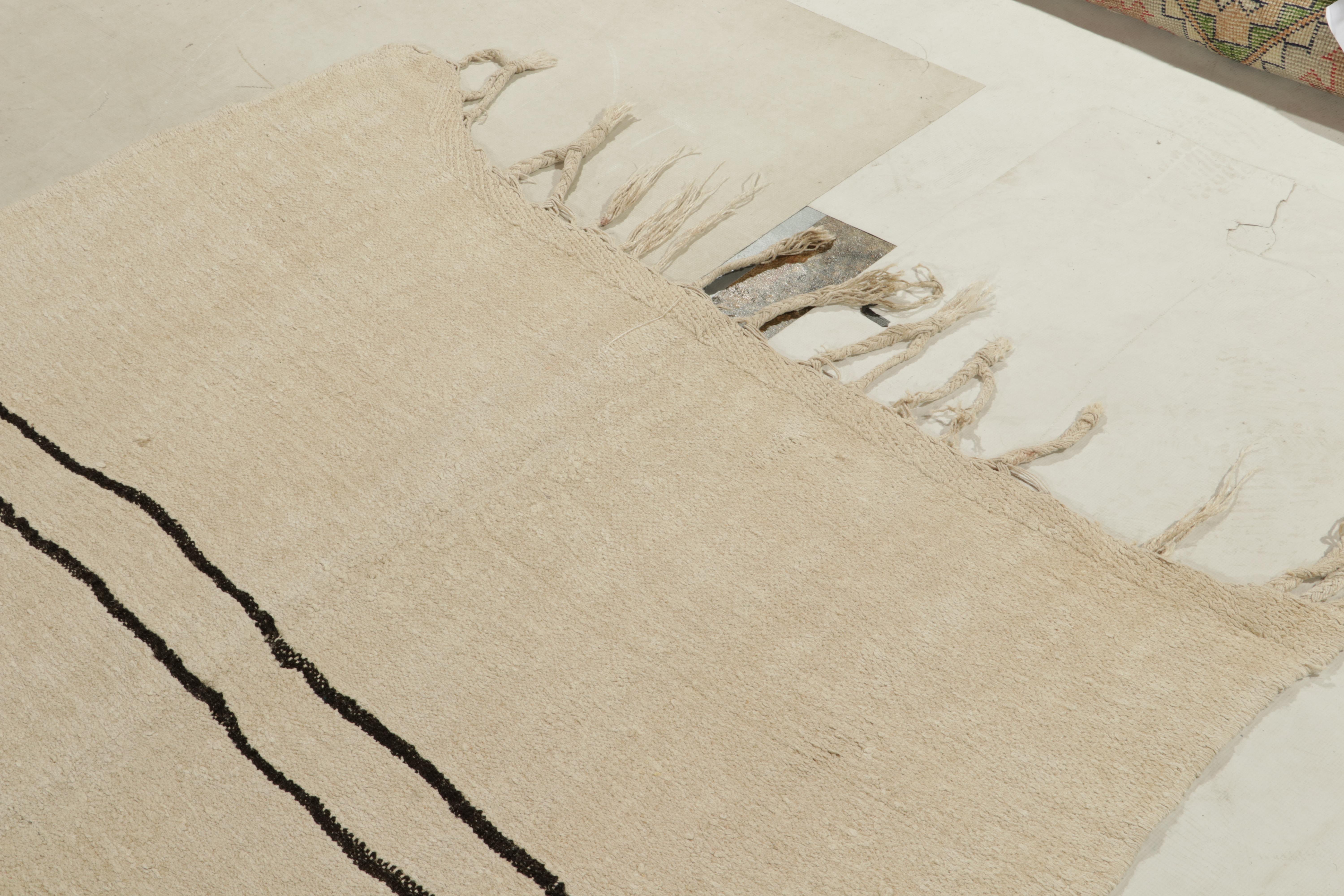 Vintage-Kelim-Teppich in Weiß mit schwarzen Streifen und Stammesmuster von Teppich & Kelim im Zustand „Gut“ im Angebot in Long Island City, NY