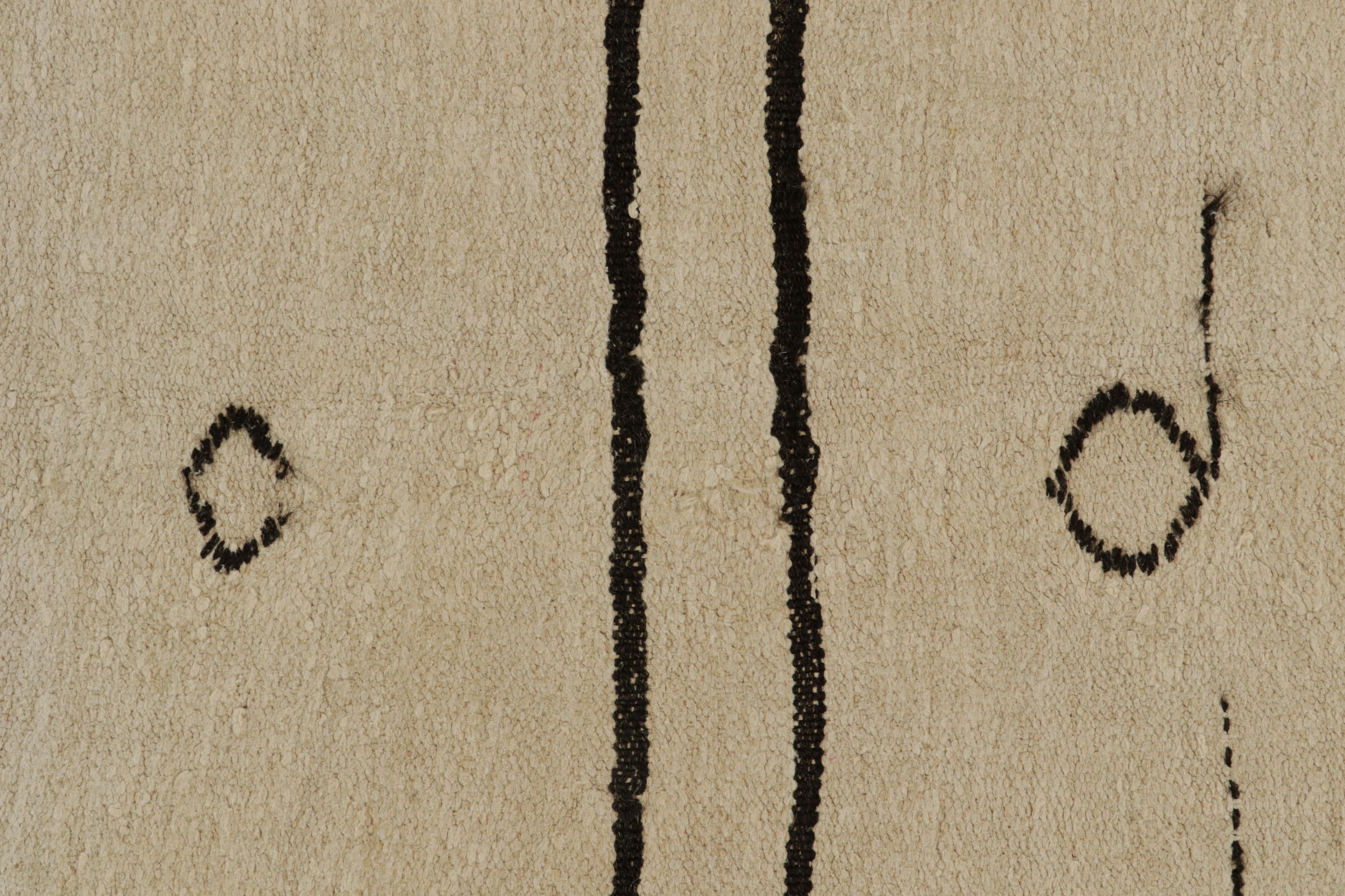 Vintage-Kelim-Teppich in Weiß mit schwarzen Streifen und Stammesmuster von Teppich & Kelim (Wolle) im Angebot