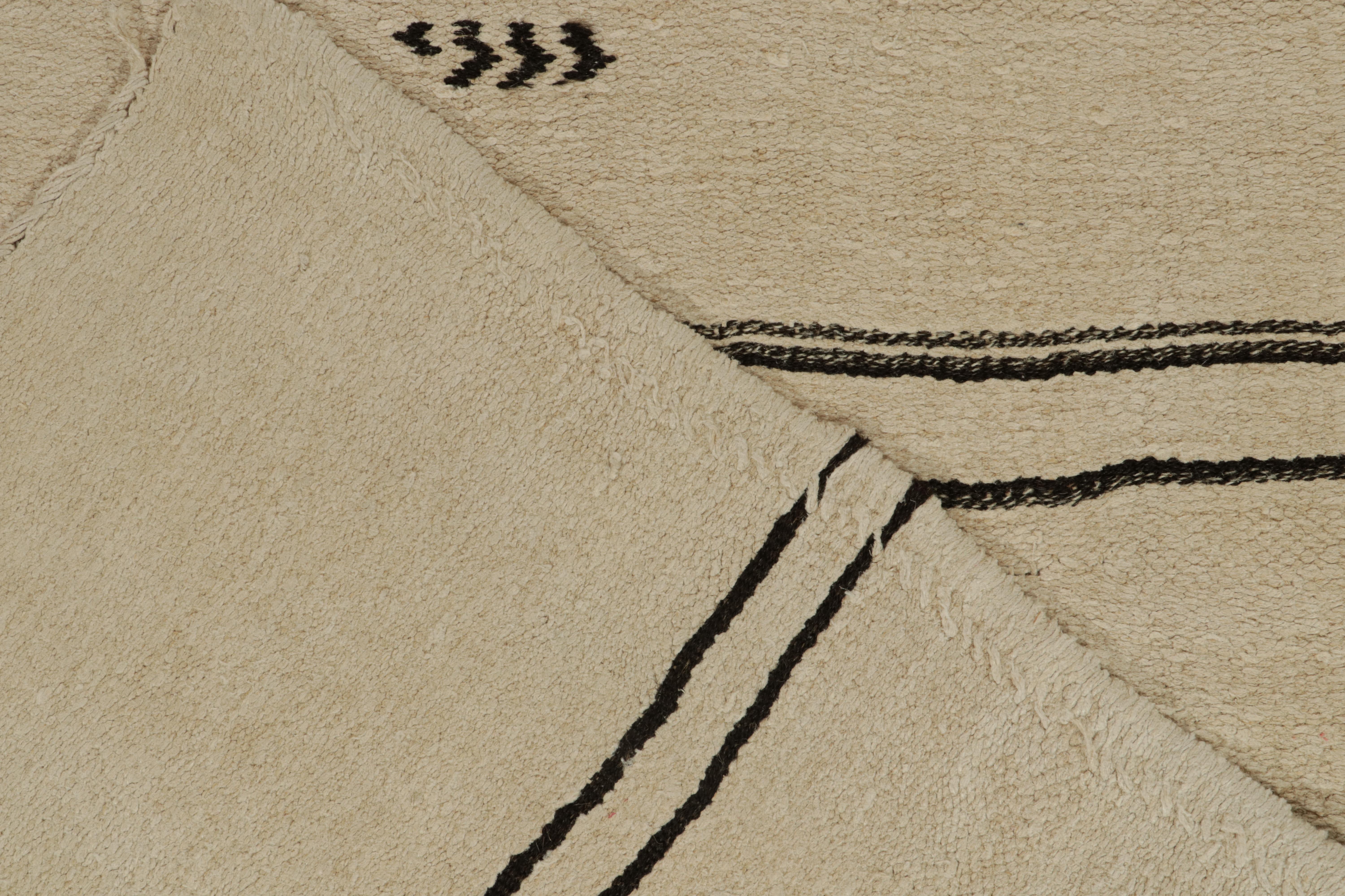 Vintage-Kelim-Teppich in Weiß mit schwarzen Streifen und Stammesmuster von Teppich & Kelim im Angebot 1