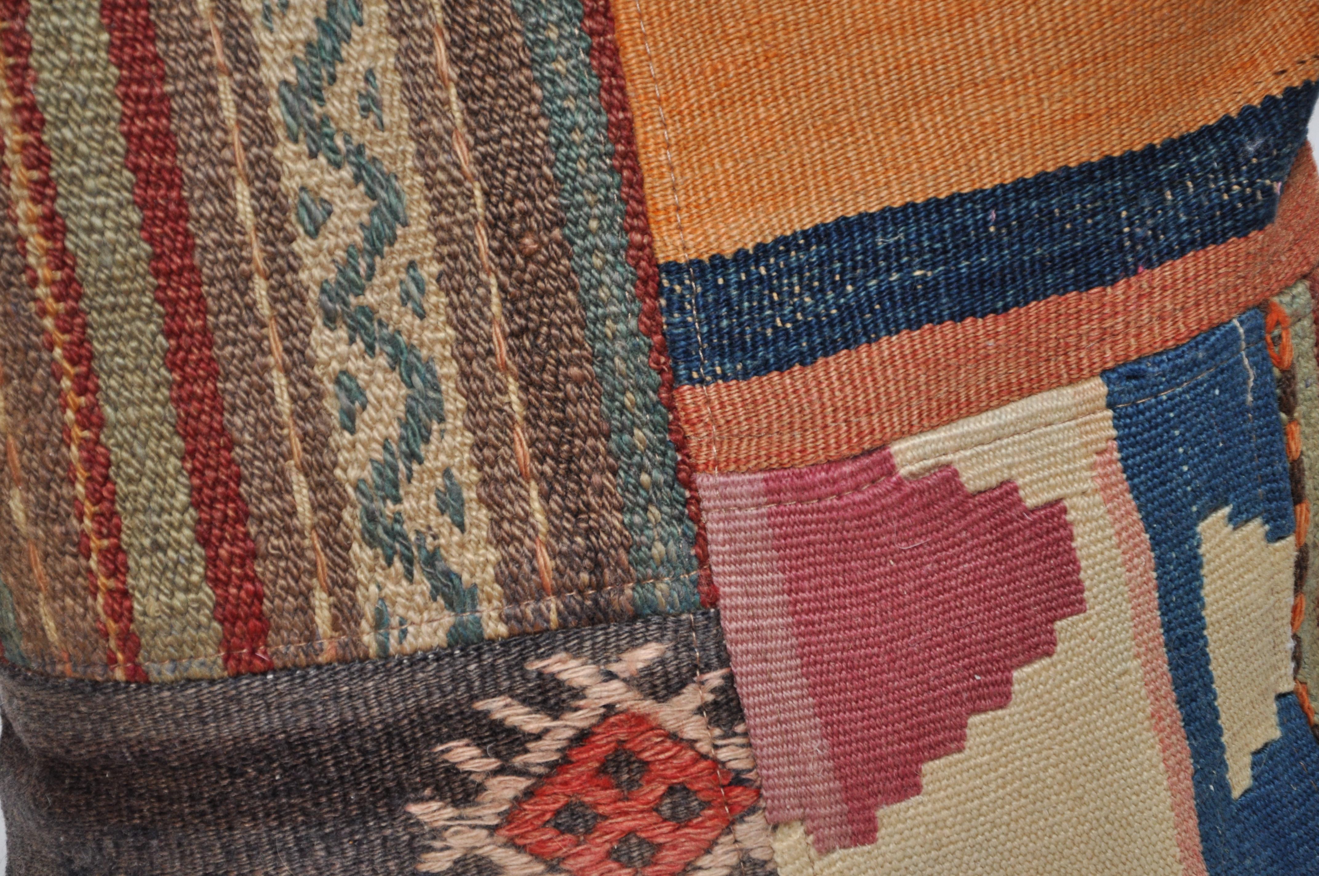 Coussin de luxe créé à partir d'un exquis morceau de tapis kilim vintage combiné à du lin irlandais par la créatrice irlandaise Katie Larmour. Unique en son genre. 

Dans des rayures riches, chaudes et spectaculaires de rouge rouille orangé et de
