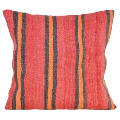 Coussin tapis Kilim vintage avec coussins rouges en lin irlandais de Katie Larmour Couture