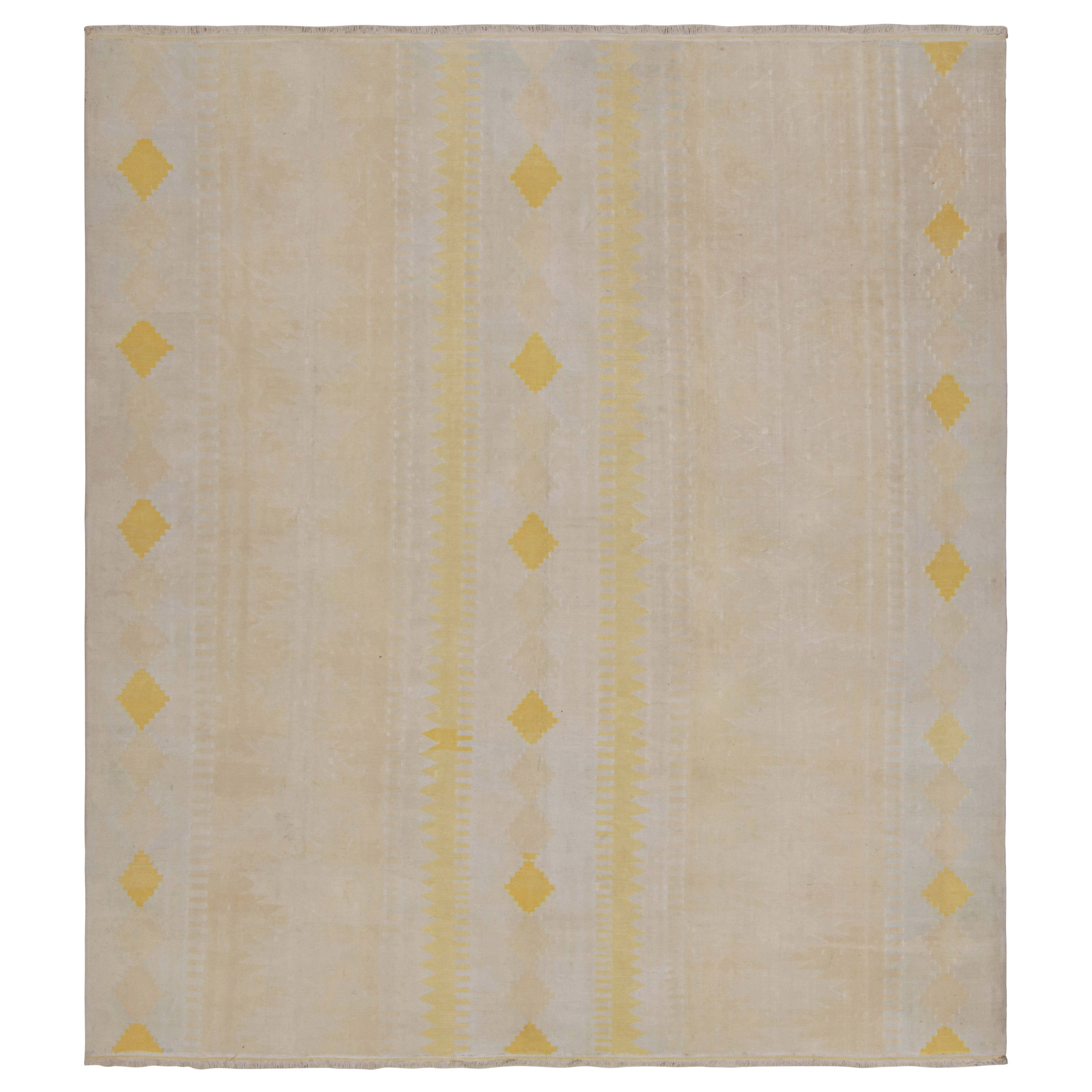 Alfombra kilim vintage con estampado geométrico beige, azul y dorado, de Rug & Kilim en venta