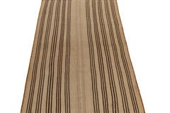 Teppich aus Vintage-Kelim mit beige-braunen Streifenmustern, getäfelt von Teppich & Kelim