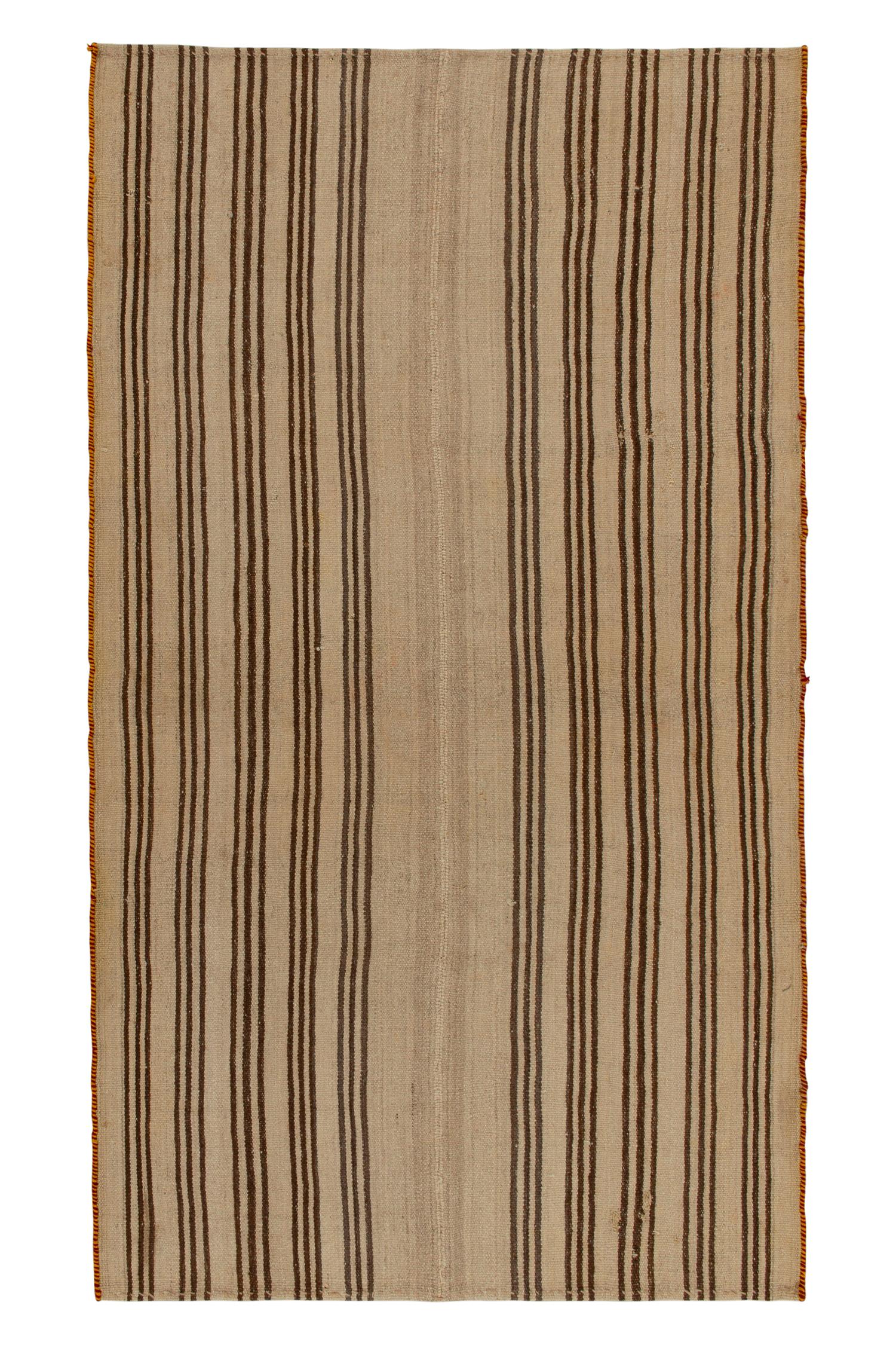 Tapis Kilim vintage à motifs de rayures beige-marron, tissé sur panneau, Rug & Kilim