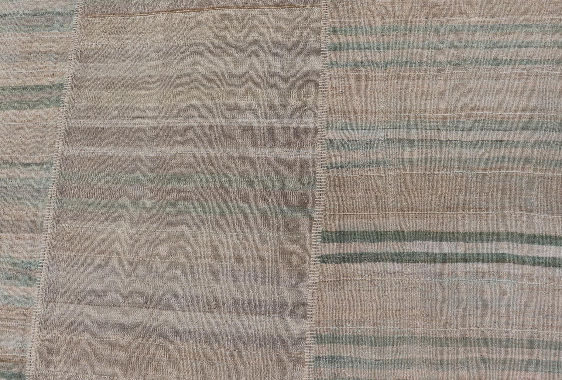 Alfombra Kilim Vintage Con Rayas Tierras Suaves y Sutiles Acentos Pasteles 10' X 13' en venta 3