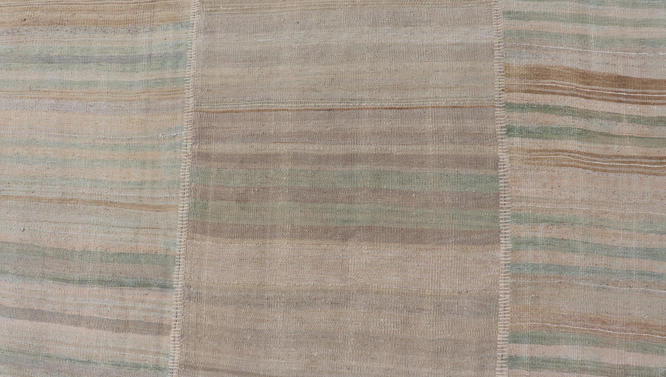 Alfombra Kilim Vintage Con Rayas Tierras Suaves y Sutiles Acentos Pasteles 10' X 13' en venta 4
