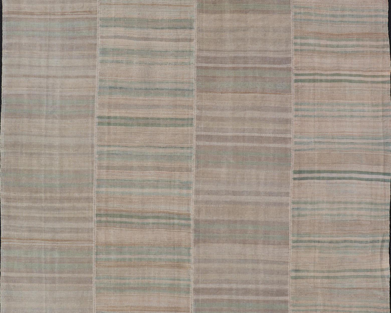 Alfombra Kilim Vintage Con Rayas Tierras Suaves y Sutiles Acentos Pasteles 10' X 13' Turco en venta