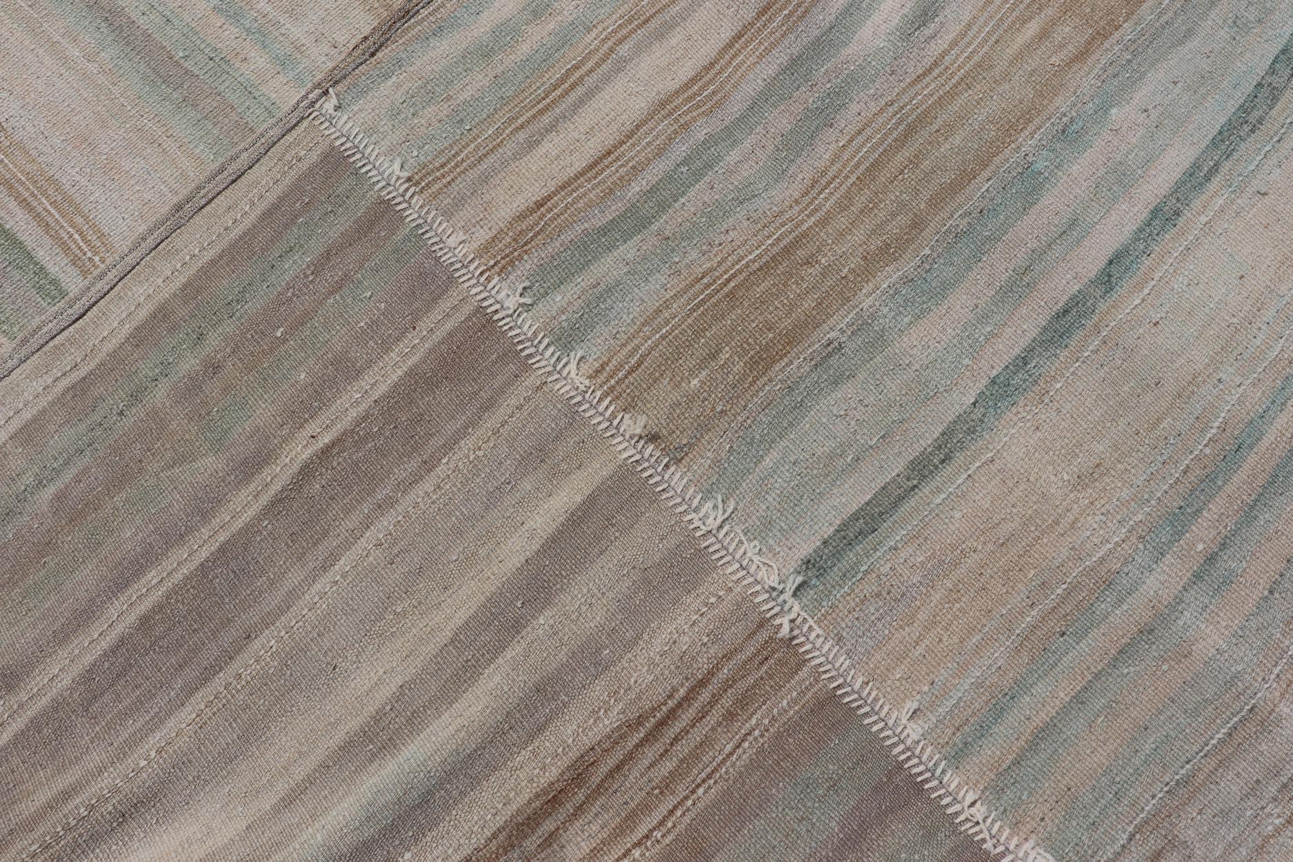 Alfombra Kilim Vintage Con Rayas Tierras Suaves y Sutiles Acentos Pasteles 10' X 13' en Bueno estado para la venta en Atlanta, GA