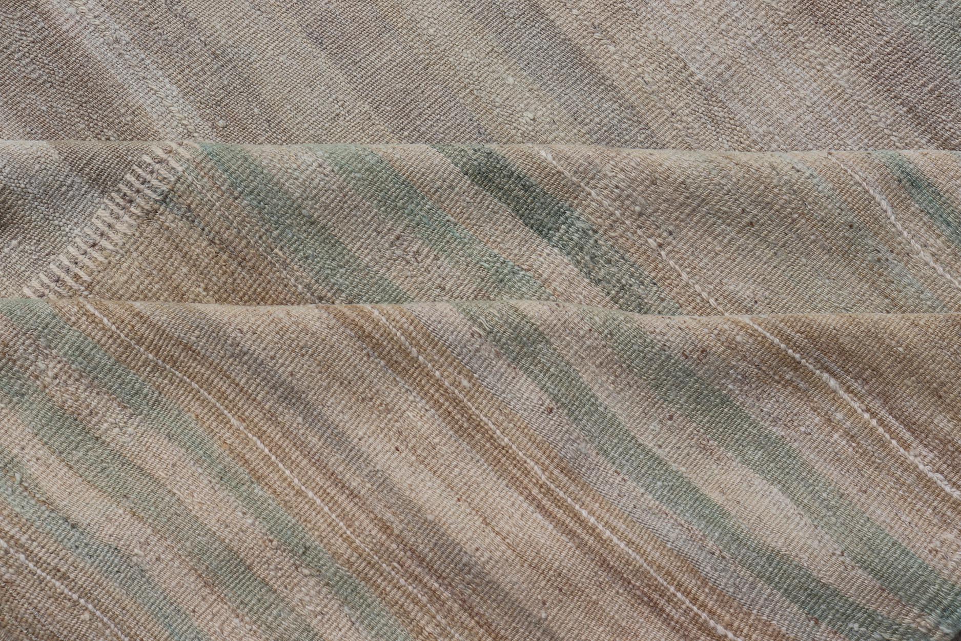 Alfombra Kilim Vintage Con Rayas Tierras Suaves y Sutiles Acentos Pasteles 10' X 13' siglo XX en venta