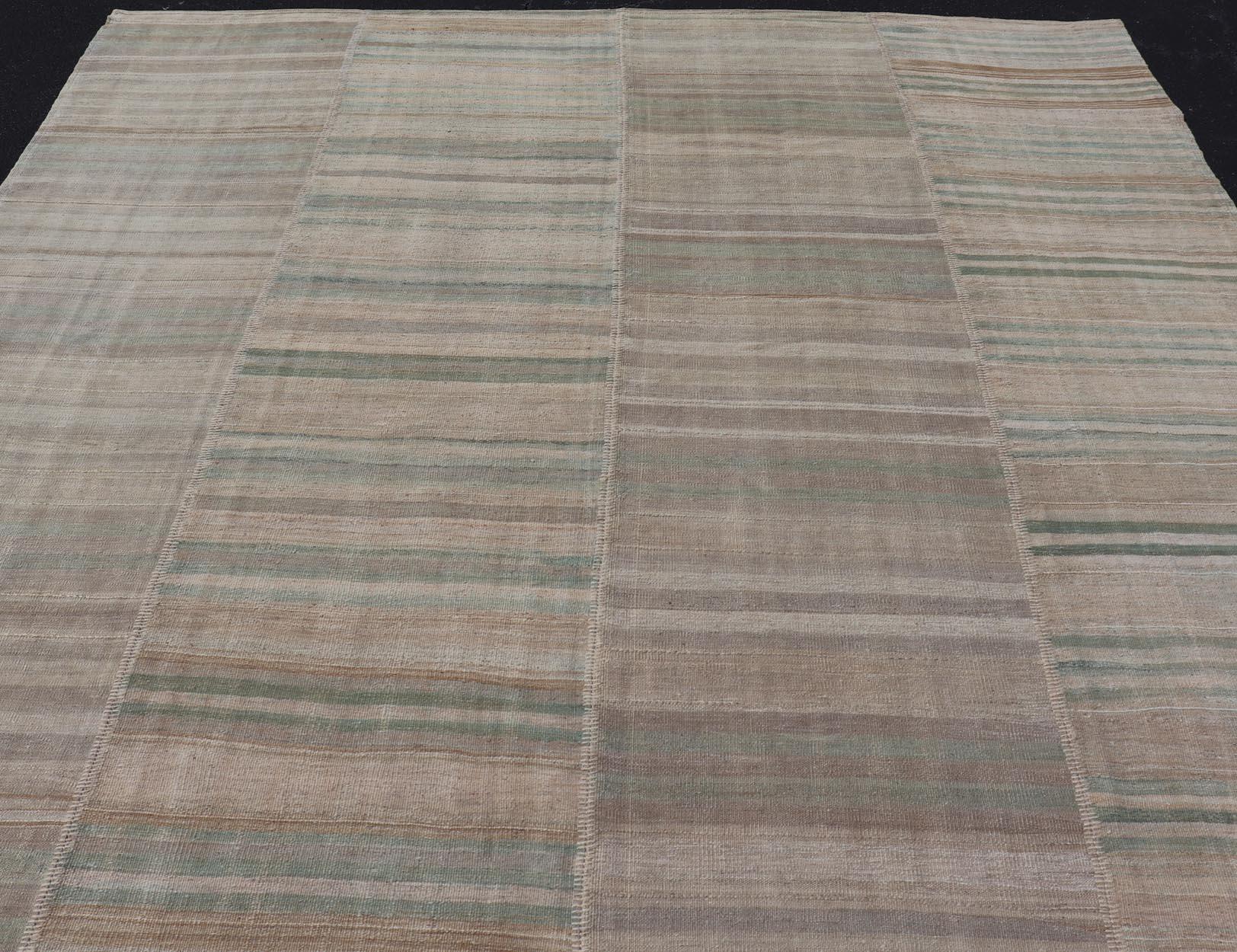 Alfombra Kilim Vintage Con Rayas Tierras Suaves y Sutiles Acentos Pasteles 10' X 13' Lana en venta