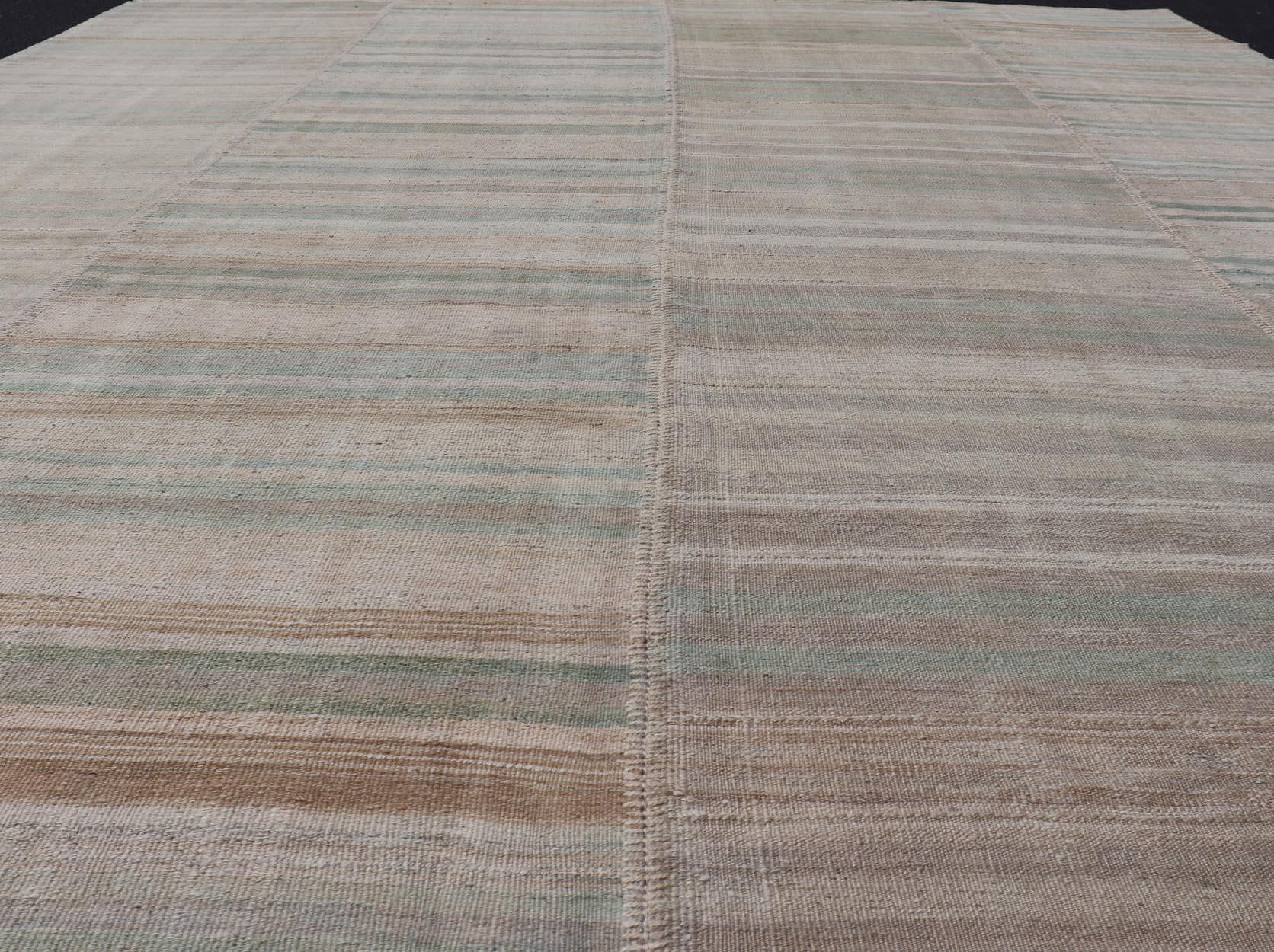 Alfombra Kilim Vintage Con Rayas Tierras Suaves y Sutiles Acentos Pasteles 10' X 13' en venta 1
