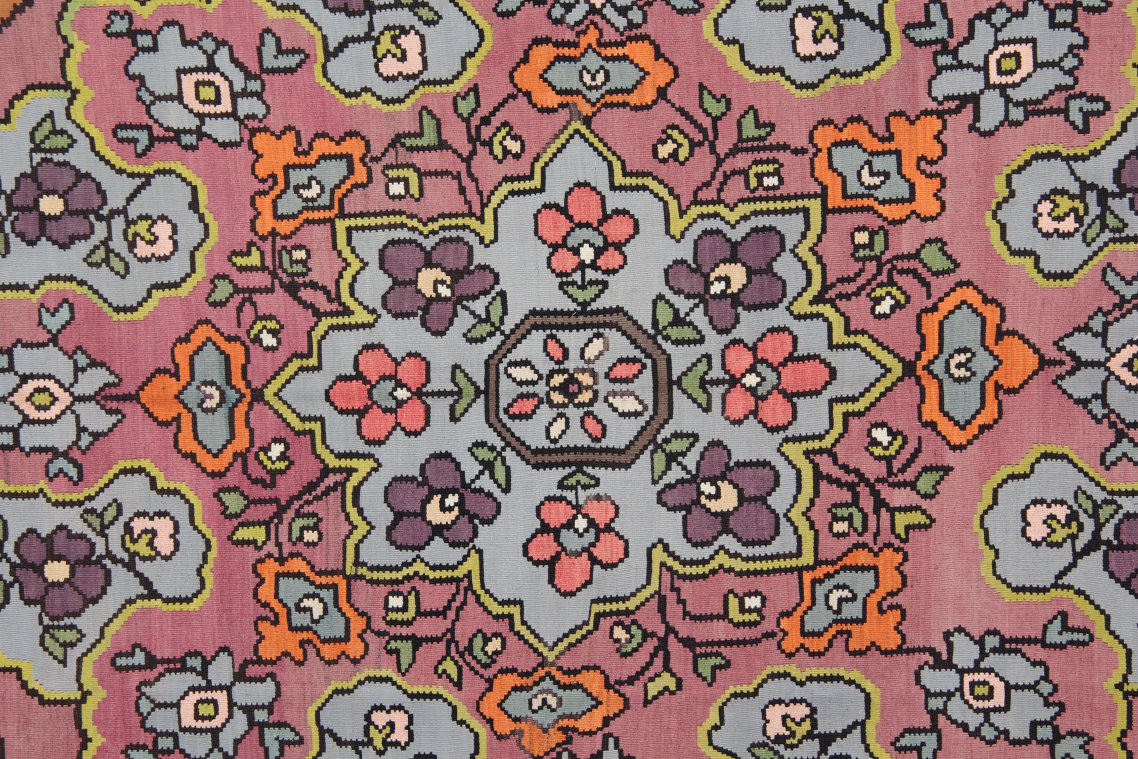 Floraler Vintage-Teppich, orientalische Kelim-Teppiche, handgefertigter traditioneller Kelims-Teppich  (Türkisch) im Angebot