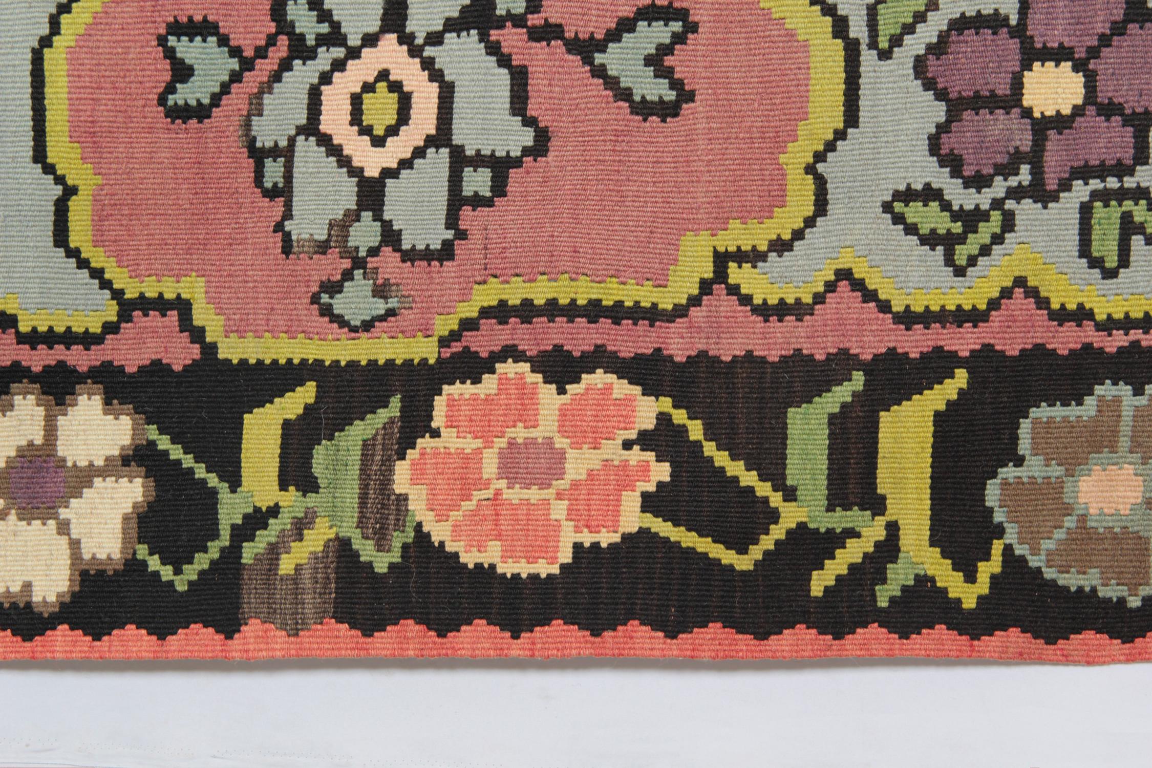 Hand-Knotted Floral Vintage Rug, Oriental Kilim Rugs, Traditional Kilims Handmade Carpet Rug  For Sale