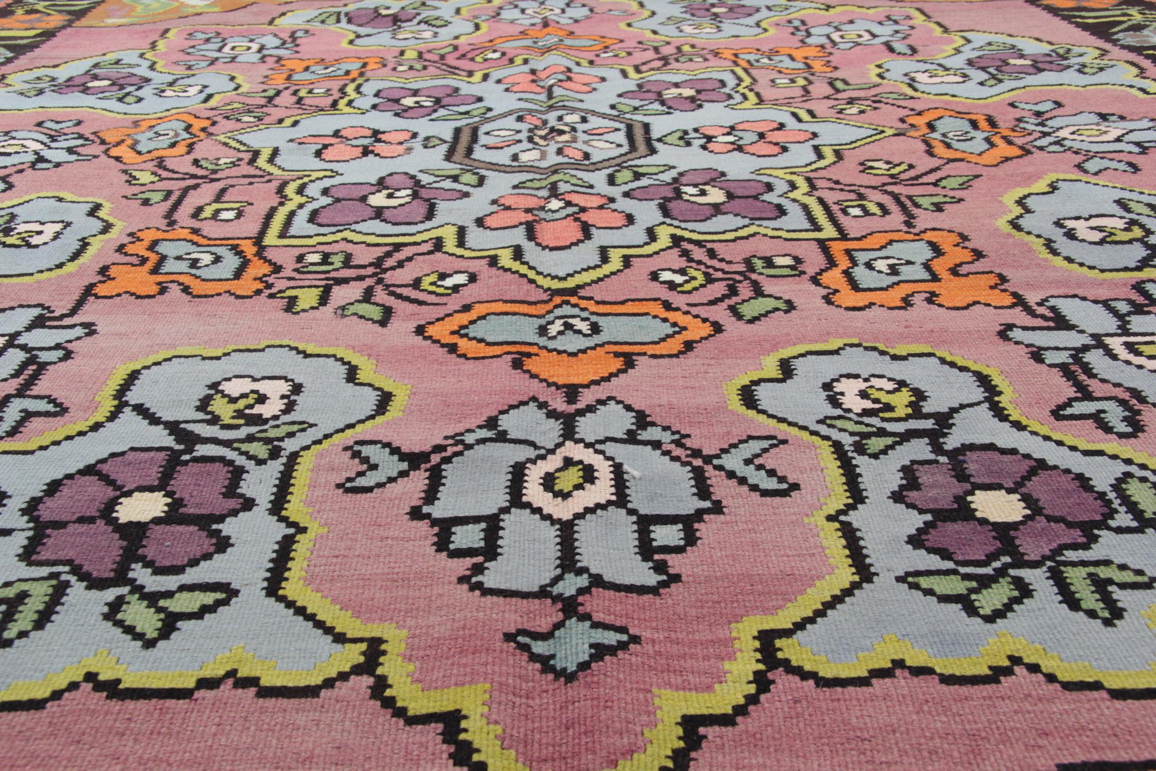 Floraler Vintage-Teppich, orientalische Kelim-Teppiche, handgefertigter traditioneller Kelims-Teppich  (Mitte des 20. Jahrhunderts) im Angebot