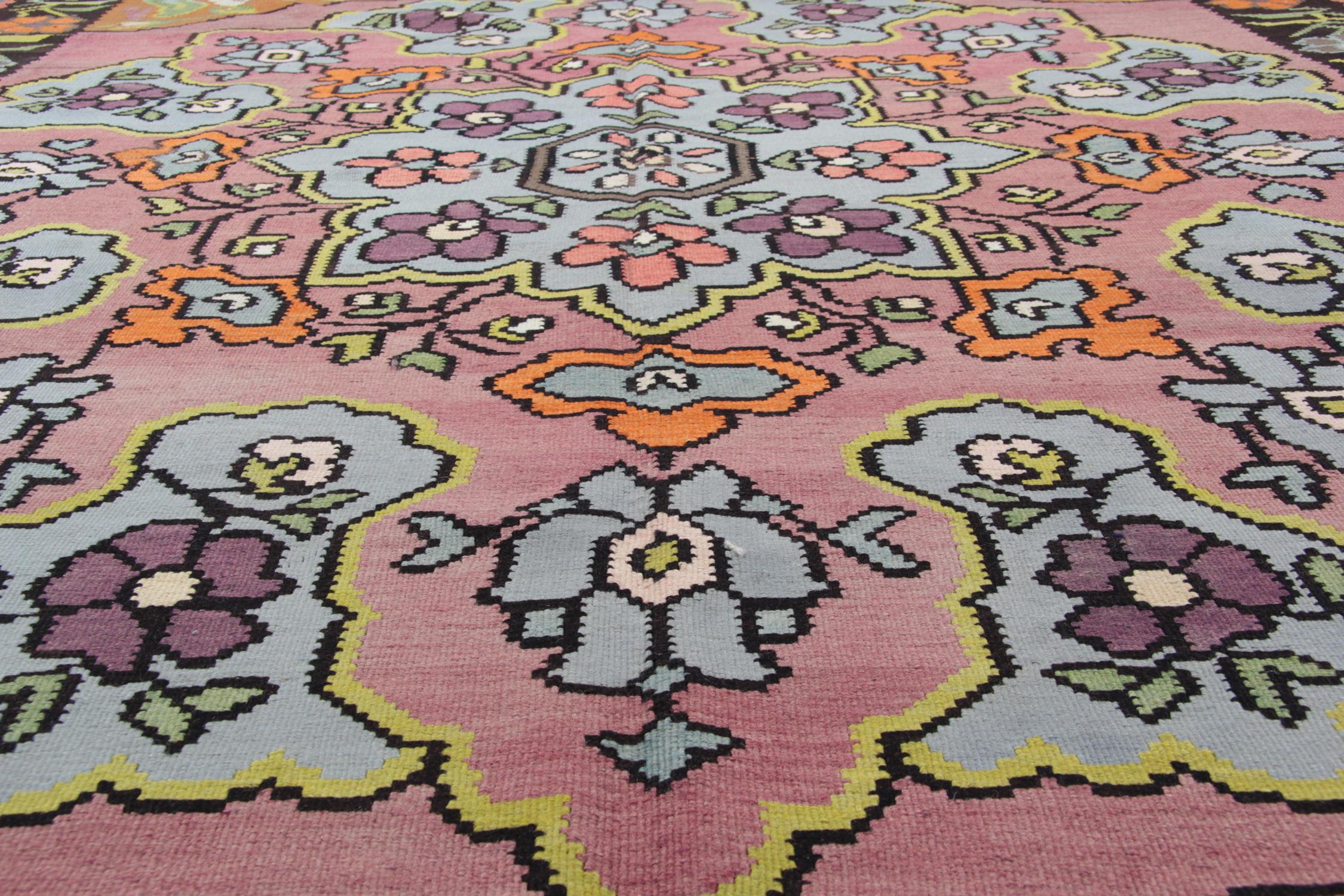 Floral Vintage Rug, Oriental Kilim Rugs, Traditional Kilims Handmade Carpet Rug In Excellent Condition For Sale In Wembley, GB