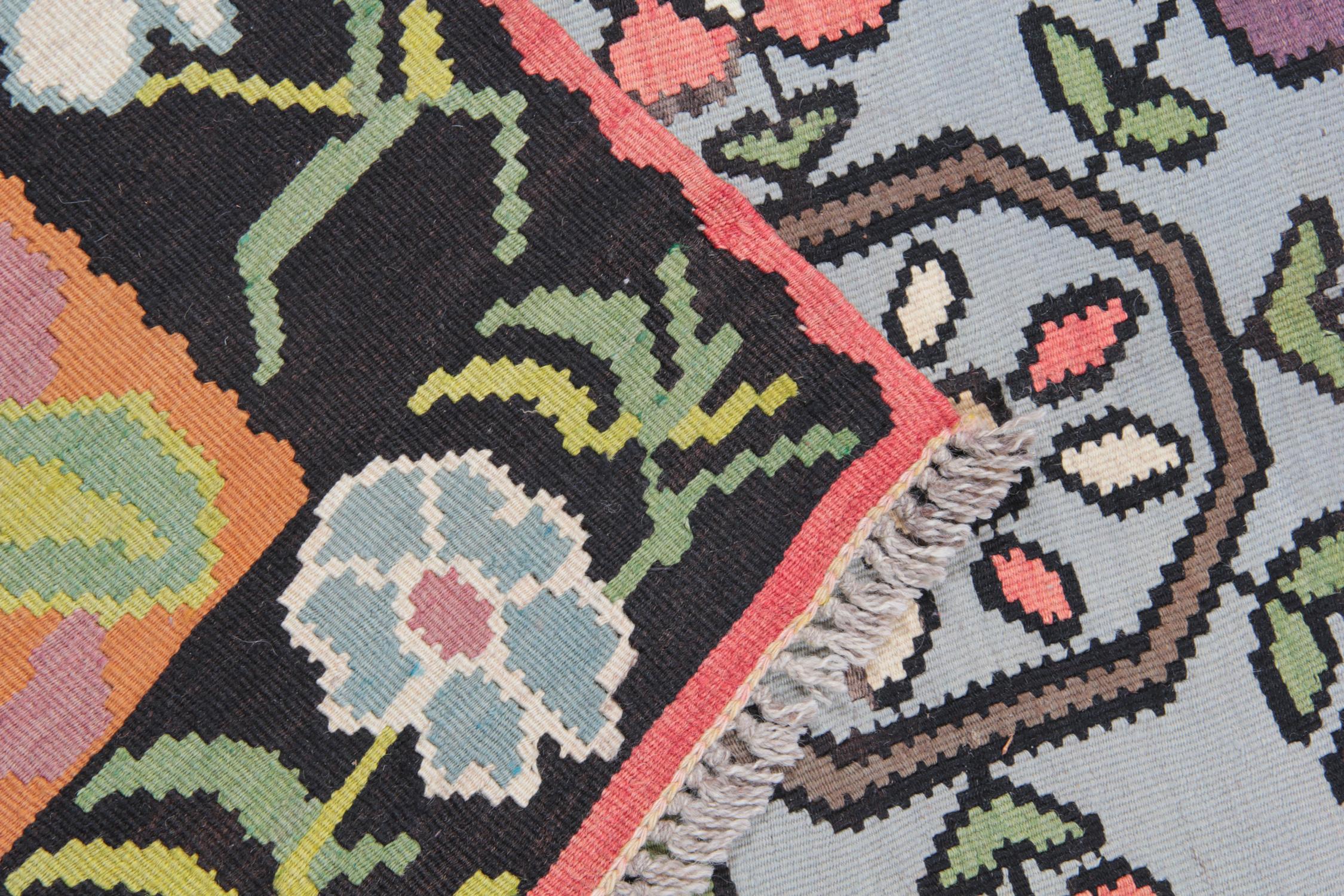 Floraler Vintage-Teppich, orientalische Kelim-Teppiche, handgefertigter traditioneller Kelims-Teppich  (Wolle) im Angebot