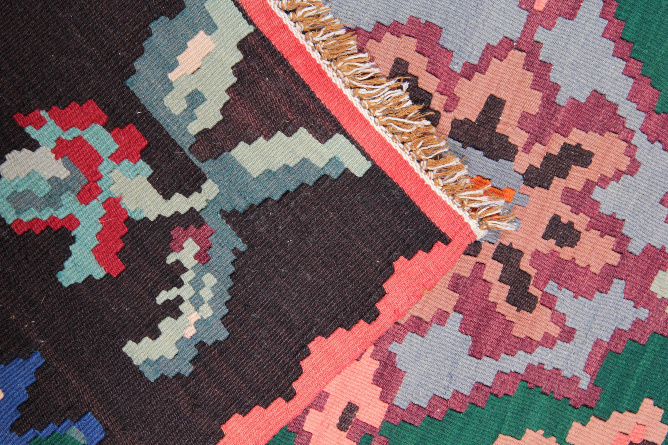 Alfombras Kilim Vintage, Alfombra tradicional turca hecha a mano Alfombra oriental mediados del siglo XX en venta