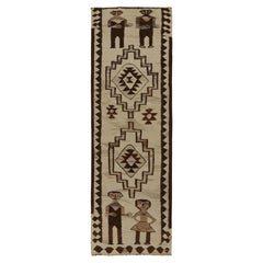 Tapis de couloir Kilim vintage beige-marron, motifs tribaux peints par Rug & Kilim