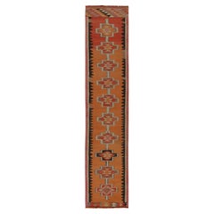 Vintage-Kelim-Läufer in Orange mit rotem und beige-braunem Stammesmotiv von Teppich & Kelim