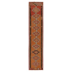 Tapis de couloir Kilim vintage orange avec motif tribal rouge et beige-bleu par Rug & Kilim