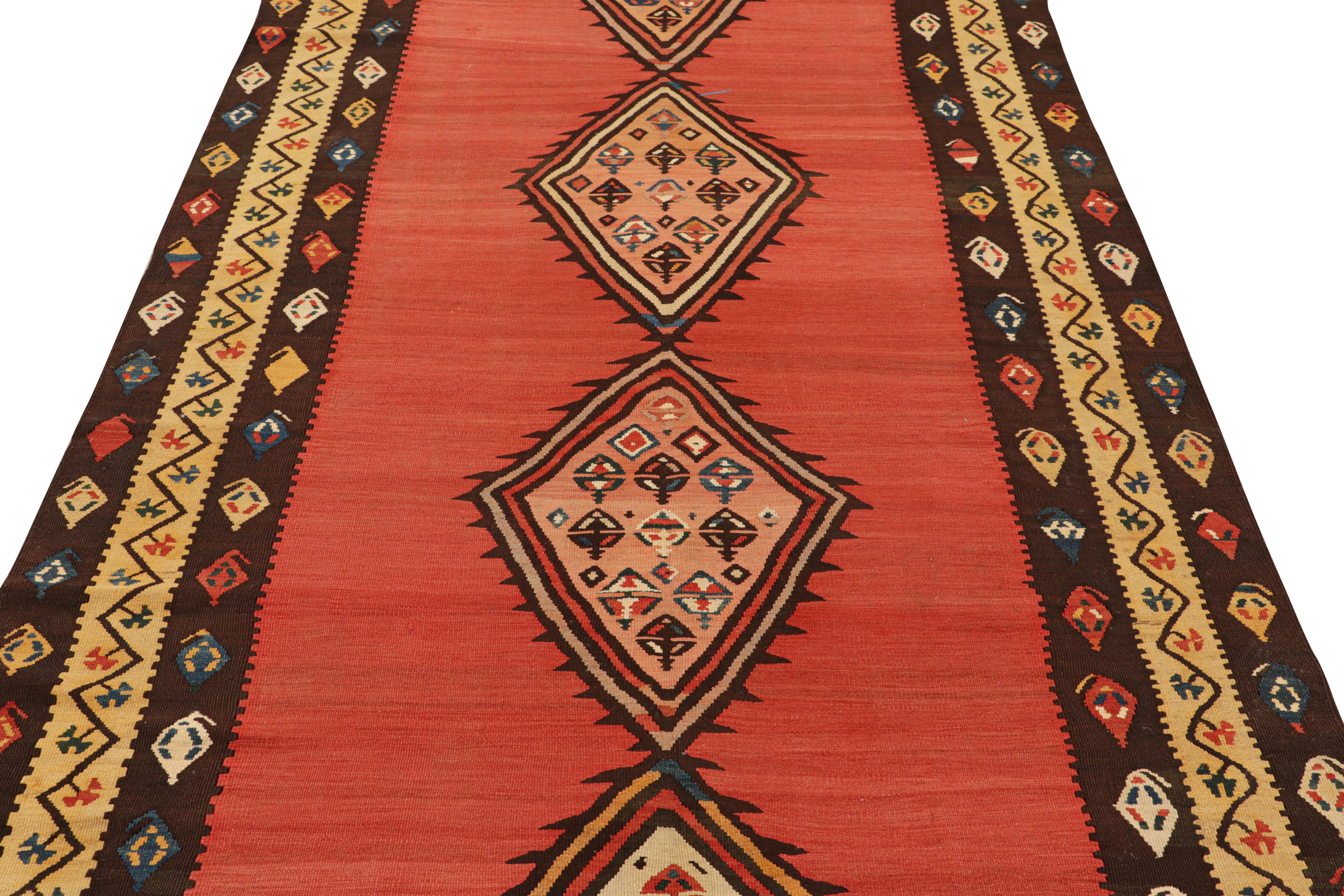 Vintage-Kelim-Läufer in rotem offenem Feld mit Medaillons, von Rug & Kilim (Stammeskunst) im Angebot