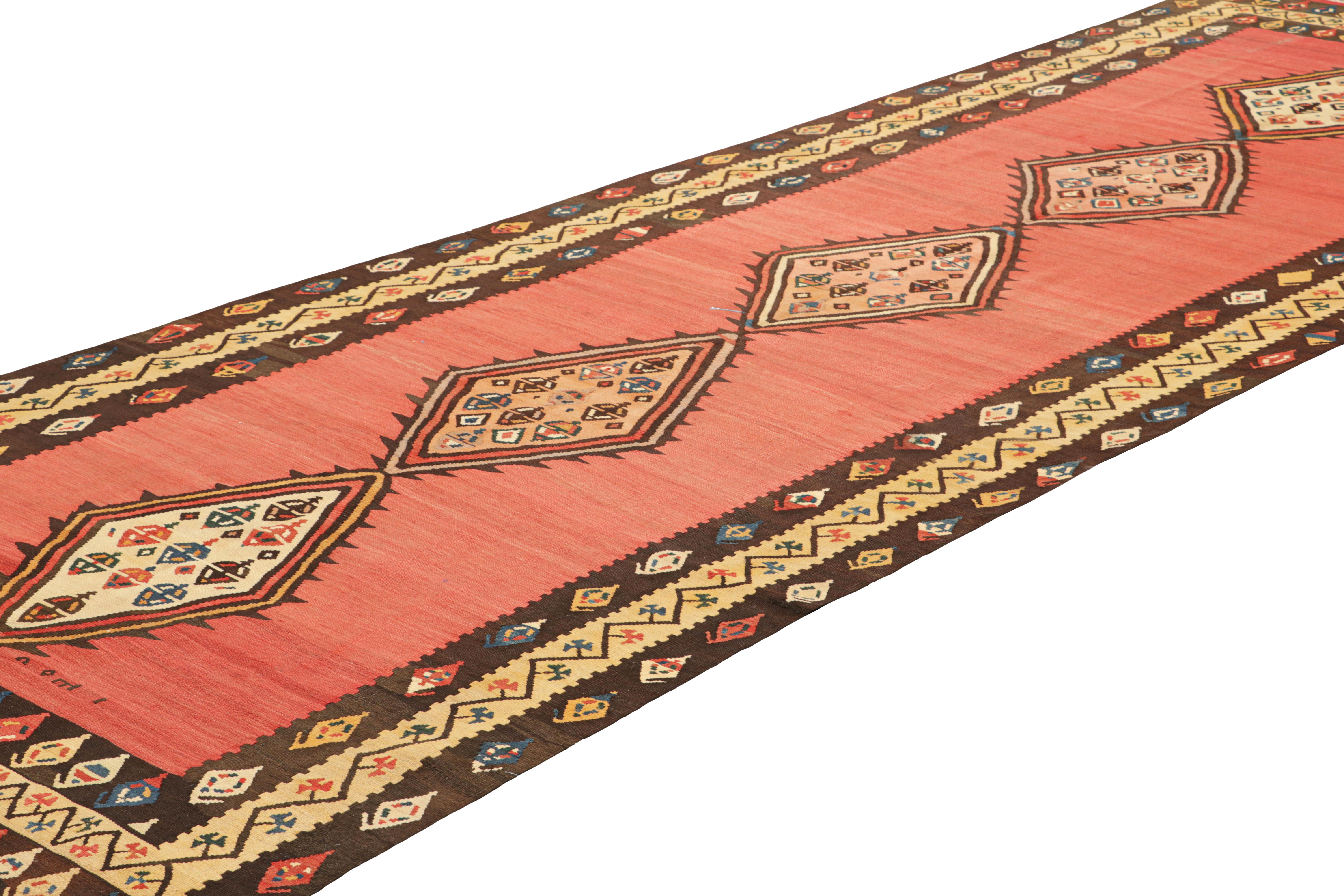 Vintage-Kelim-Läufer in rotem offenem Feld mit Medaillons, von Rug & Kilim (Türkisch) im Angebot