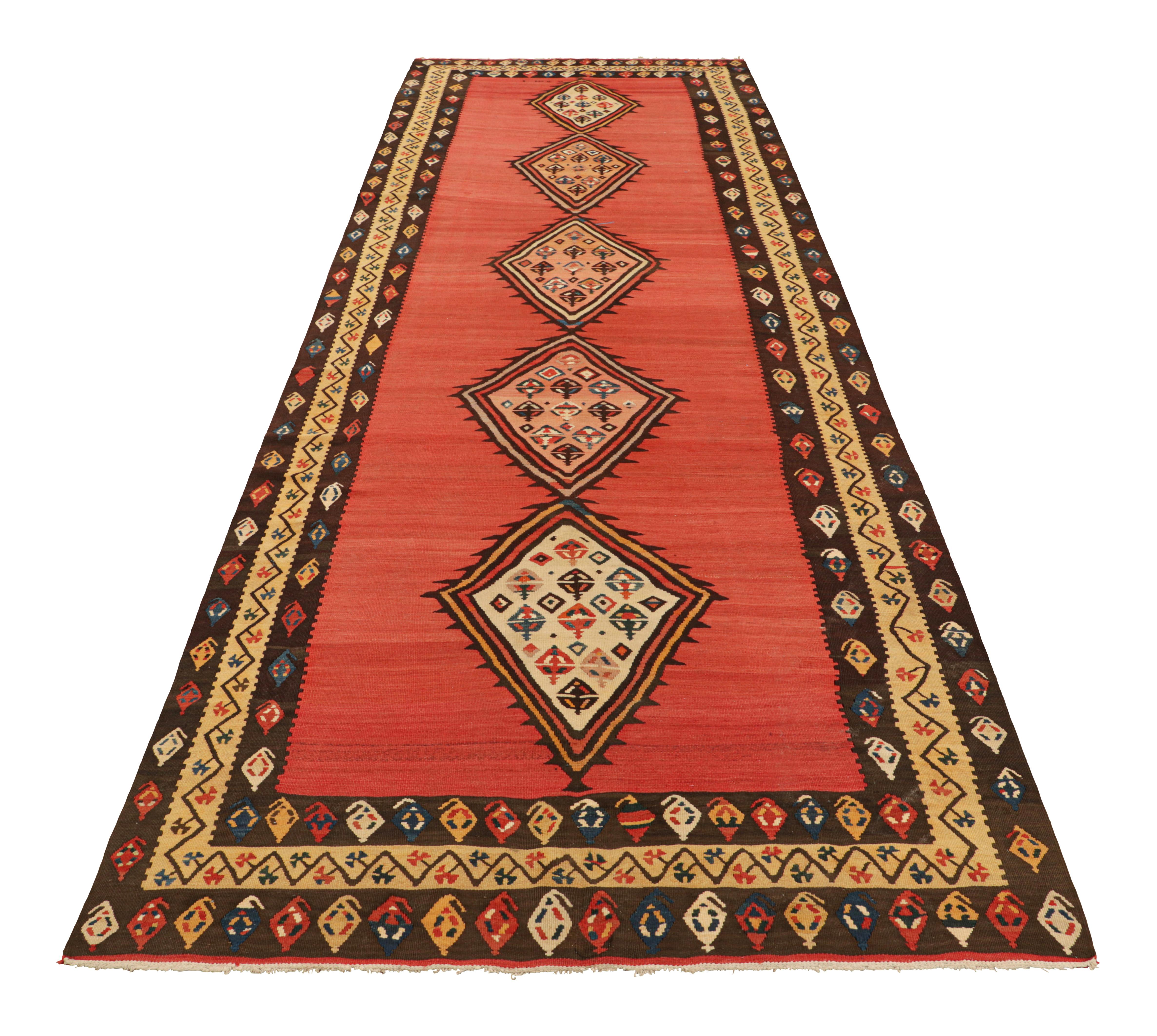 Vintage-Kelim-Läufer in rotem offenem Feld mit Medaillons, von Rug & Kilim (Handgewebt) im Angebot
