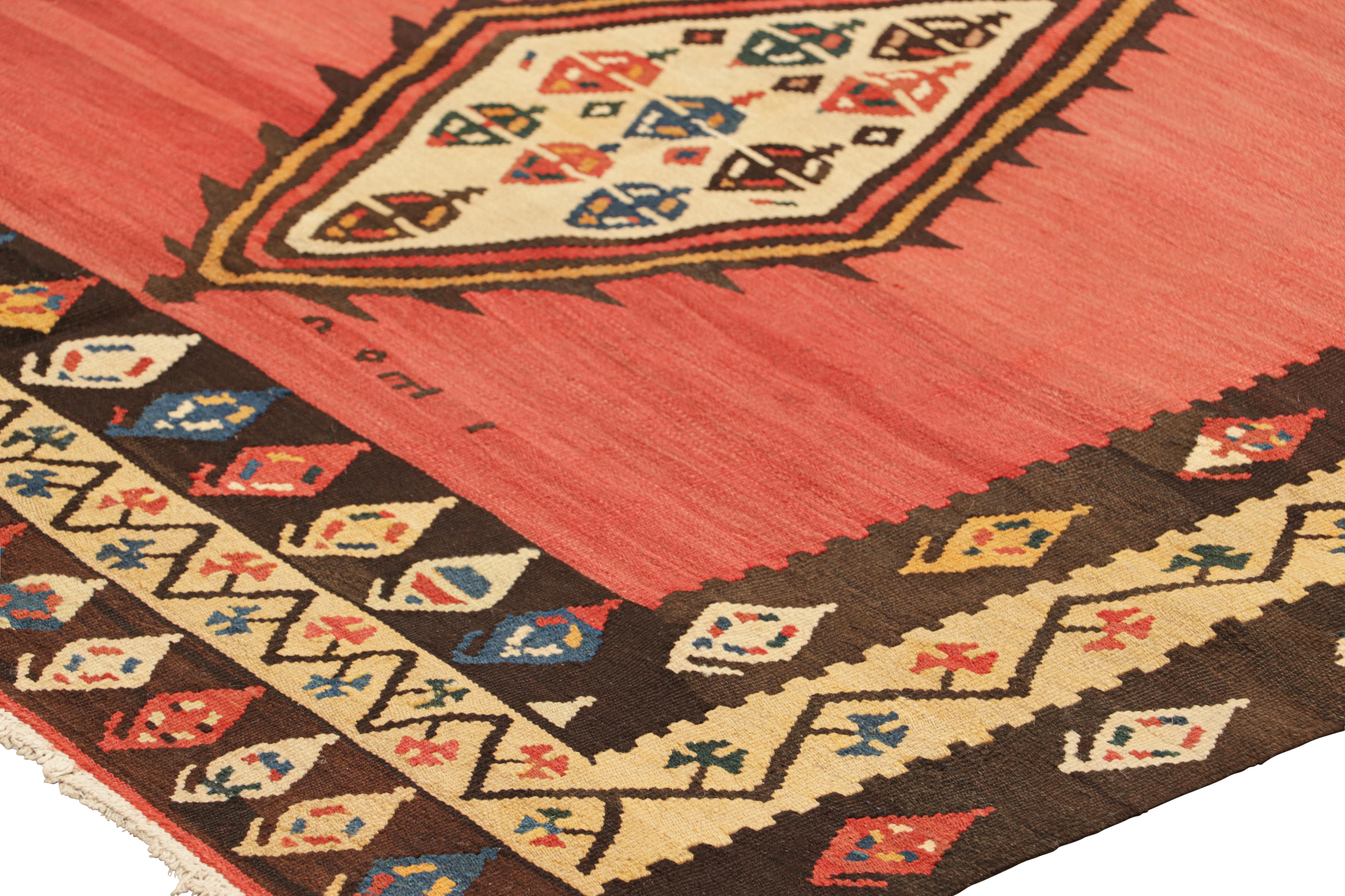 Vintage-Kelim-Läufer in rotem offenem Feld mit Medaillons, von Rug & Kilim im Zustand „Gut“ im Angebot in Long Island City, NY