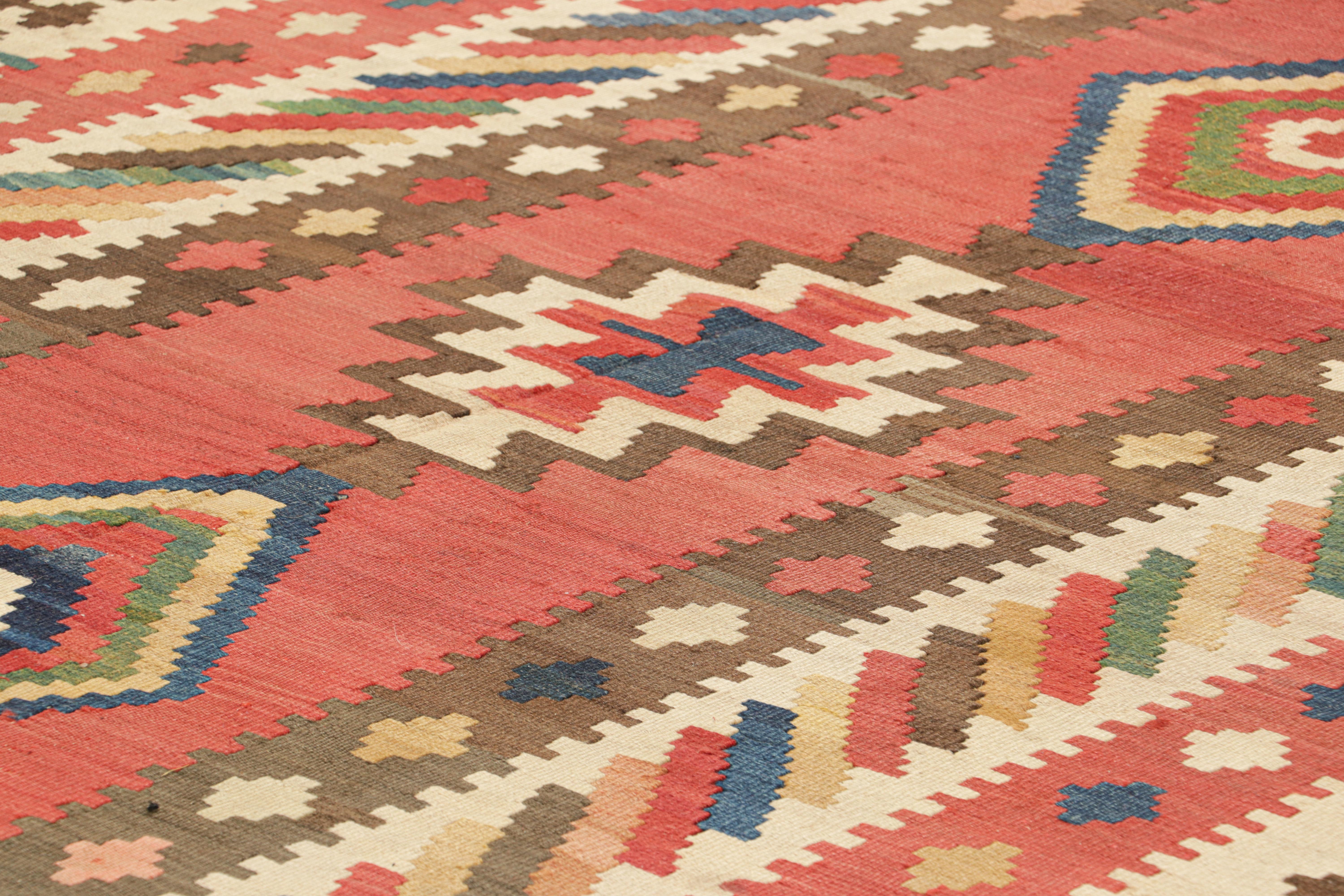 Tessuto a mano in lana a trama piatta, originario del 1950-1960 circa, questo kilim da galleria turco vintage 6x15 è un eccellente esempio di trama a fessura ed è denso di colori che sono invecchiati magnificamente per il suo periodo. 
 
Sul design:
