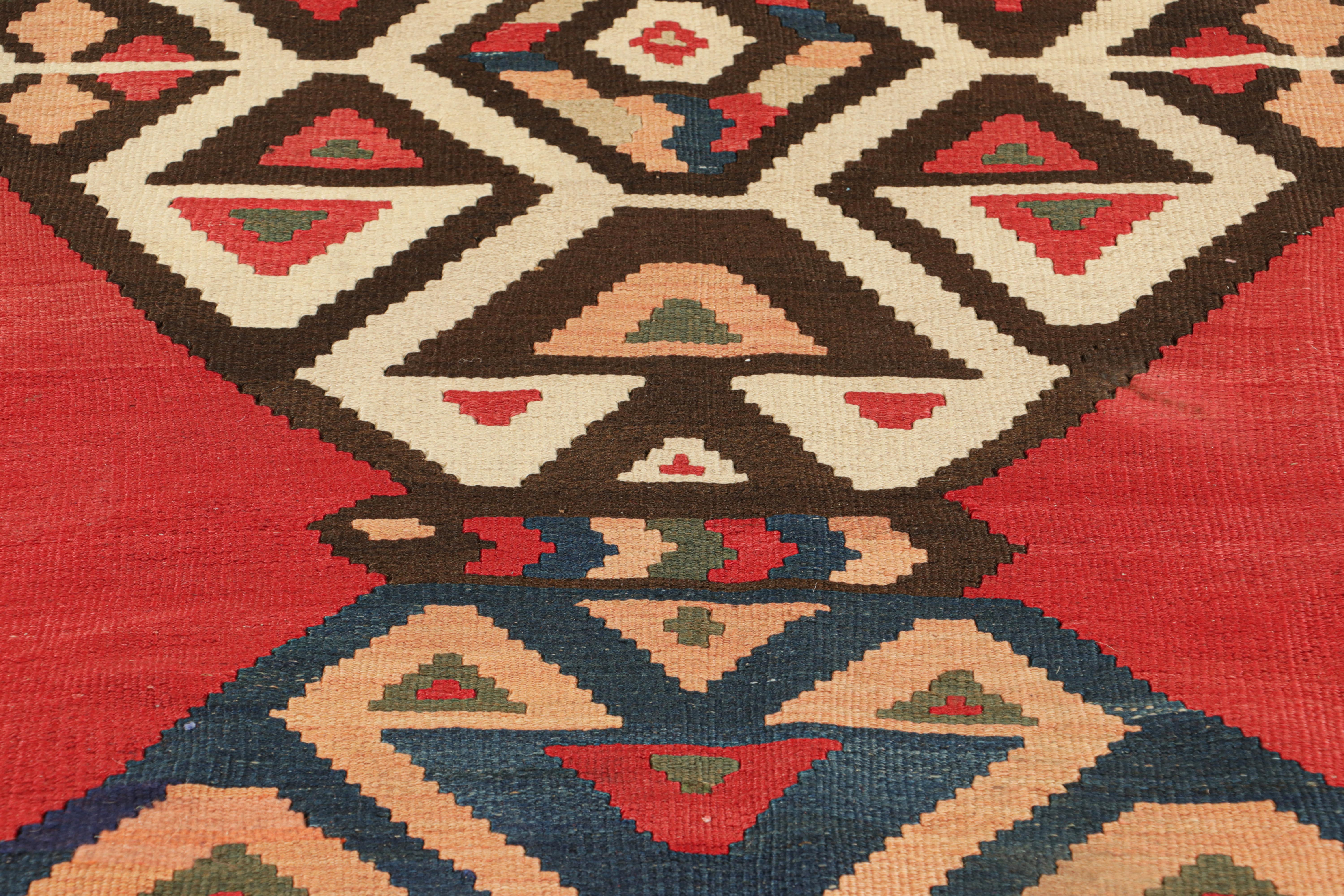 Vintage-Kelim-Läufer in Rot mit geometrischen Medaillons, von Rug & Kilim (Stammeskunst) im Angebot