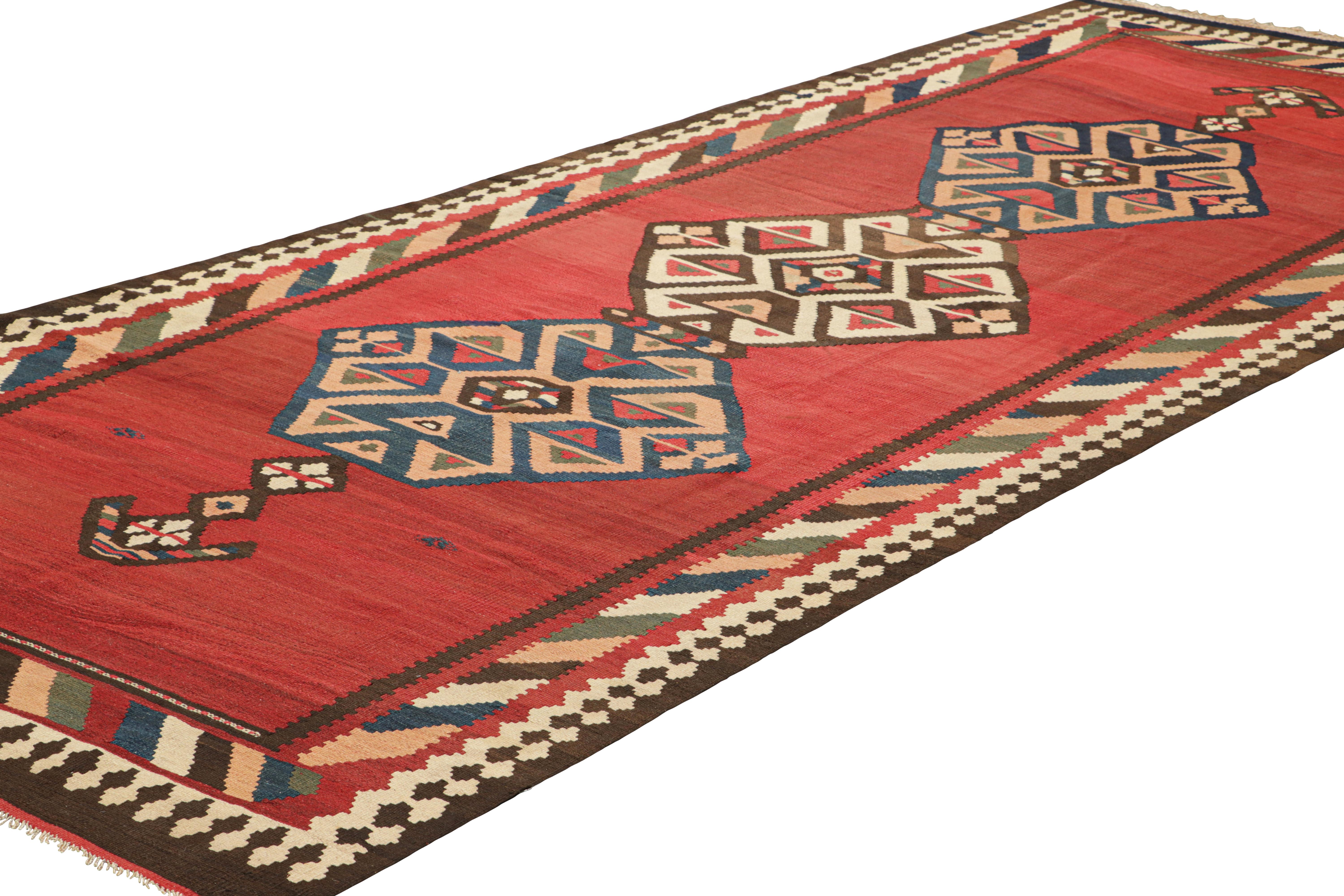Vintage-Kelim-Läufer in Rot mit geometrischen Medaillons, von Rug & Kilim (Türkisch) im Angebot