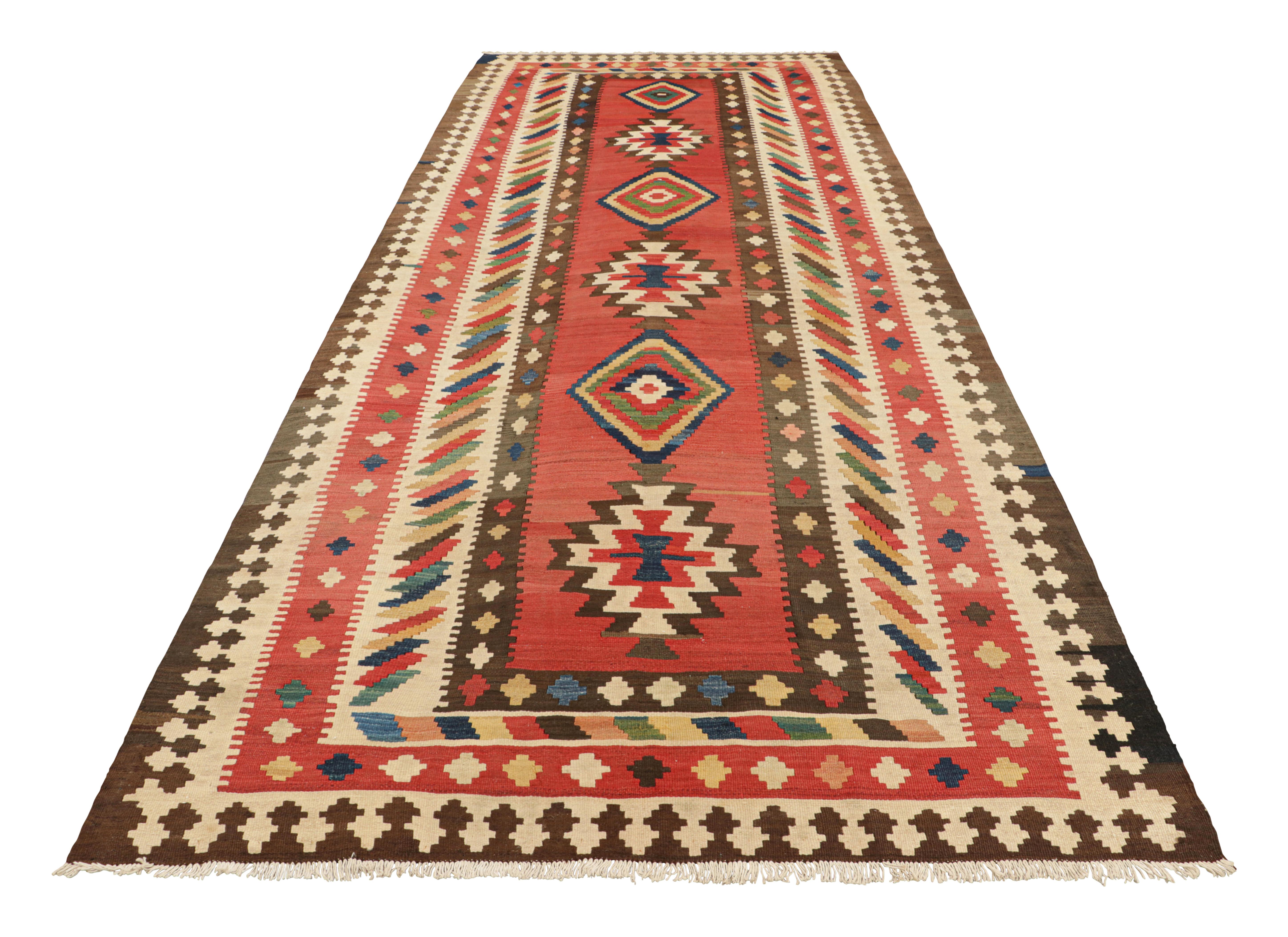 Tessuto a mano Runner Kilim vintage in rosso con medaglioni geometrici, da Rug & Kilim in vendita